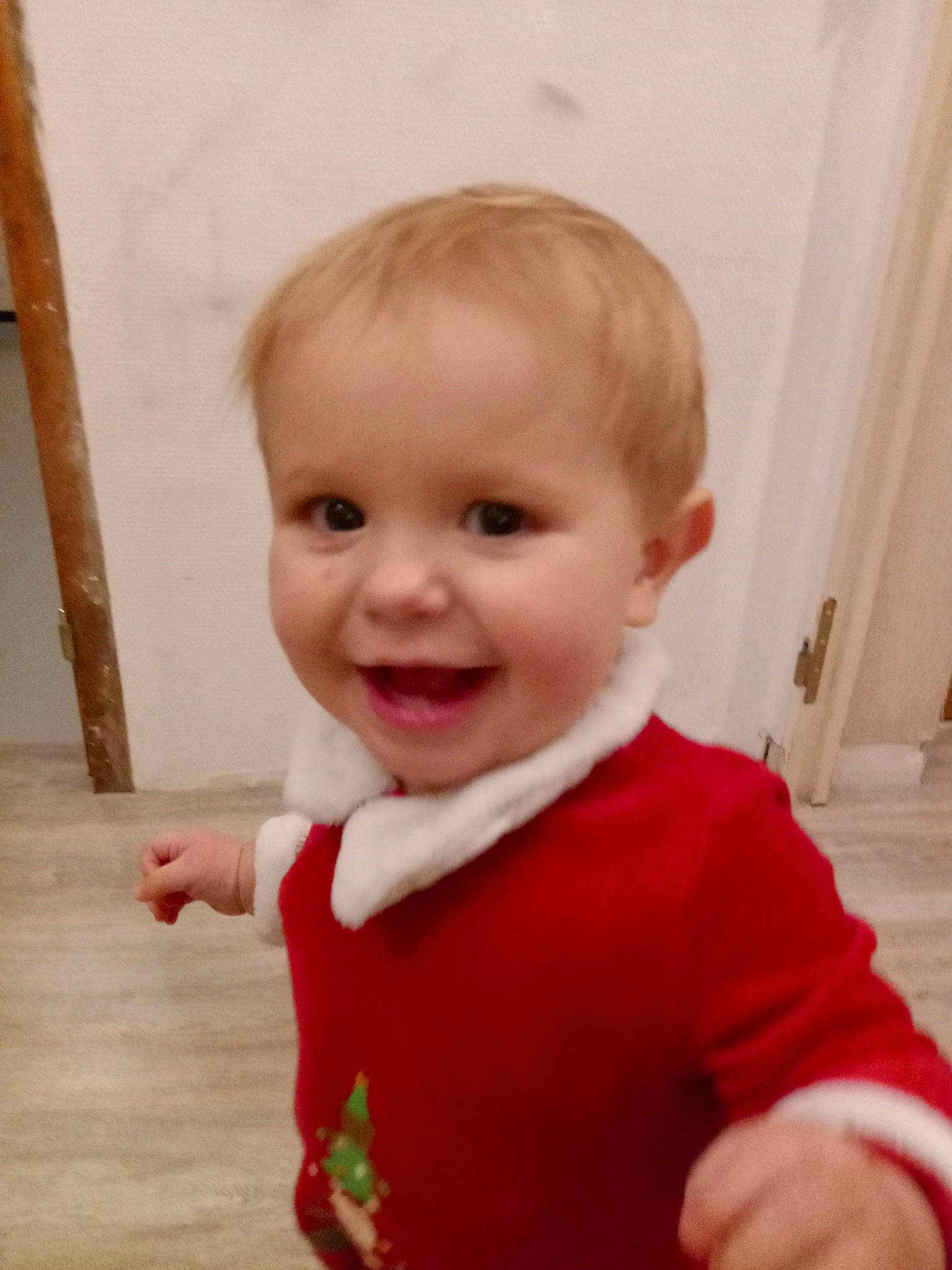 Augustin participe au concours pour gagner de l'argent avec cette photo : arm, baby, baby_toddler_clothing, cheek, child, chin, eye, floor, flooring, fun, happy, joy, lip, nose, person, sitting, skin, sleeve, smile, t_shirt