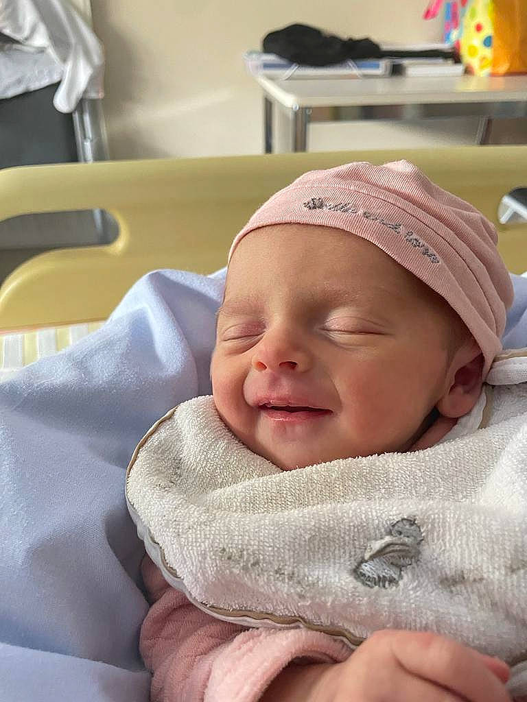 Lilou participe au concours pour gagner de l'argent avec cette photo : baby, baby_products, baby_toddler_clothing, cap, cheek, child, chin, comfort, facial_expression, hat, headwear, linens, person, room, skin, smile, toddler