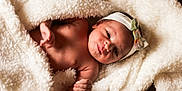 Esmée participe au concours pour gagner de l'argent avec cette photo : baby, blanket, bow, cozy, cute, expression, face, hand, headband, infant, lying_down, newborn, portrait, skin, sleeping, soft, texture, toddler, warm, white