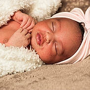 Esmée participe au concours pour gagner de l'argent avec cette photo : baby, blanket, bow, child, closeup, cozy, cute, face, headband, indoors, infant, newborn, peaceful, pink, portrait, resting, skin, sleeping, soft, warm