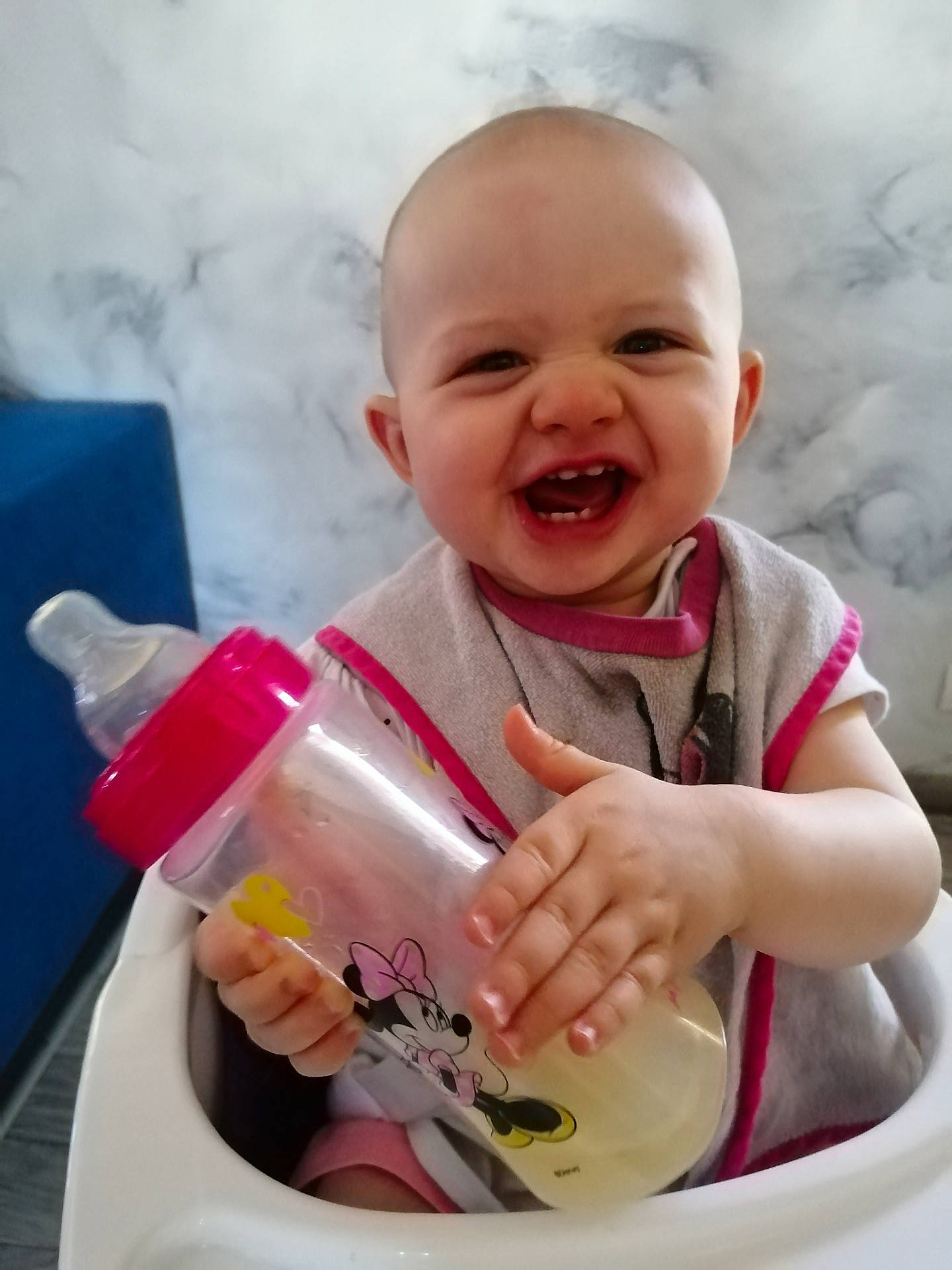Ayline participe au concours pour gagner de l'argent avec cette photo : baby, baby_bottle, baby_food, bottle, child, comfort_food, person, plastic_bottle, play, product, smile, tableware, toddler, water