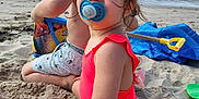 Juliette a rejoint le concours — aidez-le/la à gagner de superbes lots ! beach, bucket, cap, child, fun, hair, ocean, outdoor, pacifier, play, sand, sea, sky, summer, sunny, swimsuit, toddler, toy, vacation, water