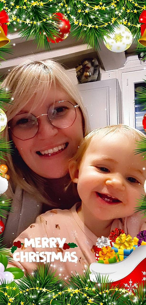 Capucine participe au concours pour gagner de l'argent avec cette photo : baby, child, event, eyewear, face, facial_expression, fun, glasses, green, hair, happy, head, joy, laugh, person, plant, smile, sweetness, toddler, vacation