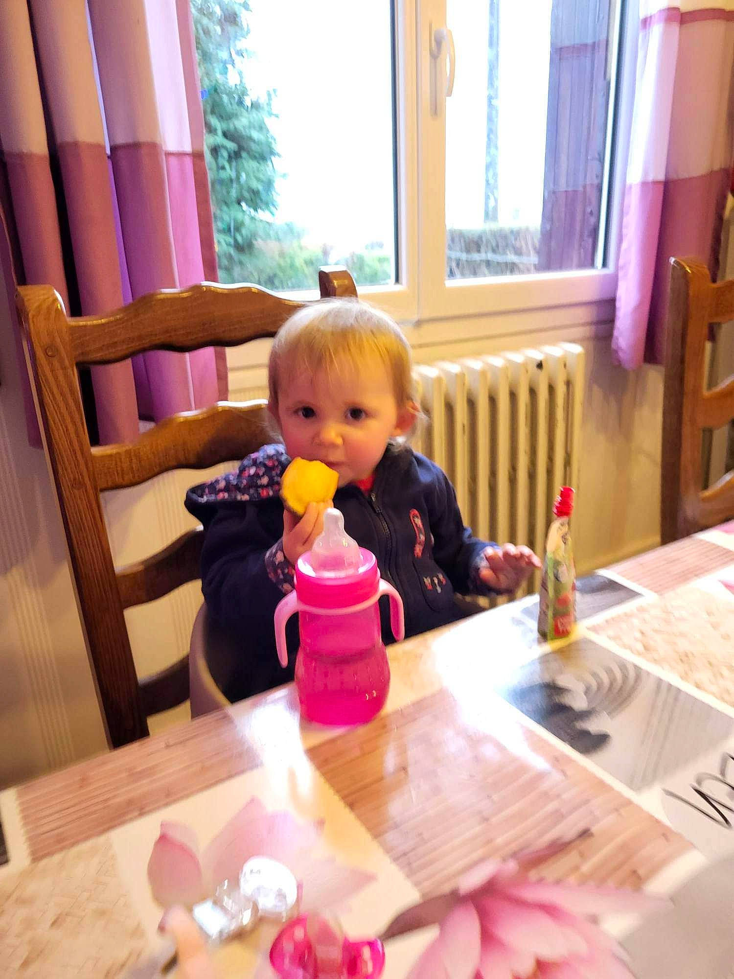 Capucine a rejoint le concours — aidez-le/la à gagner de superbes lots ! chair, child, curtain, drinkware, flooring, fun, hand, hardwood, interior_design, person, product, purple, room, table, tableware, textile, toddler, toy, tree, window