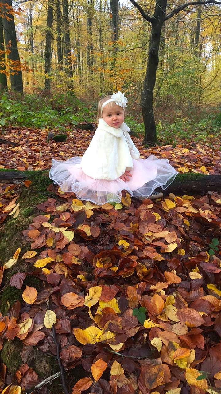 Capucine participe au concours pour gagner de l'argent avec cette photo : biome, botany, child, deciduous, forest, grass, happy, landscape, leaf, natural_landscape, people_in_nature, person, plant, smile, spring, sunlight, tree, trunk, wedding_dress, wood