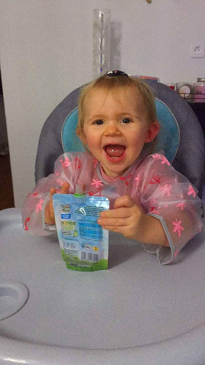 Capucine a rejoint le concours — aidez-le/la à gagner de superbes lots ! baby, baby_products, baby_toddler_clothing, cheek, child, curtain, drink, drinkware, finger, fun, happy, person, plastic, plastic_bottle, play, room, sitting, smile, tableware, thumb