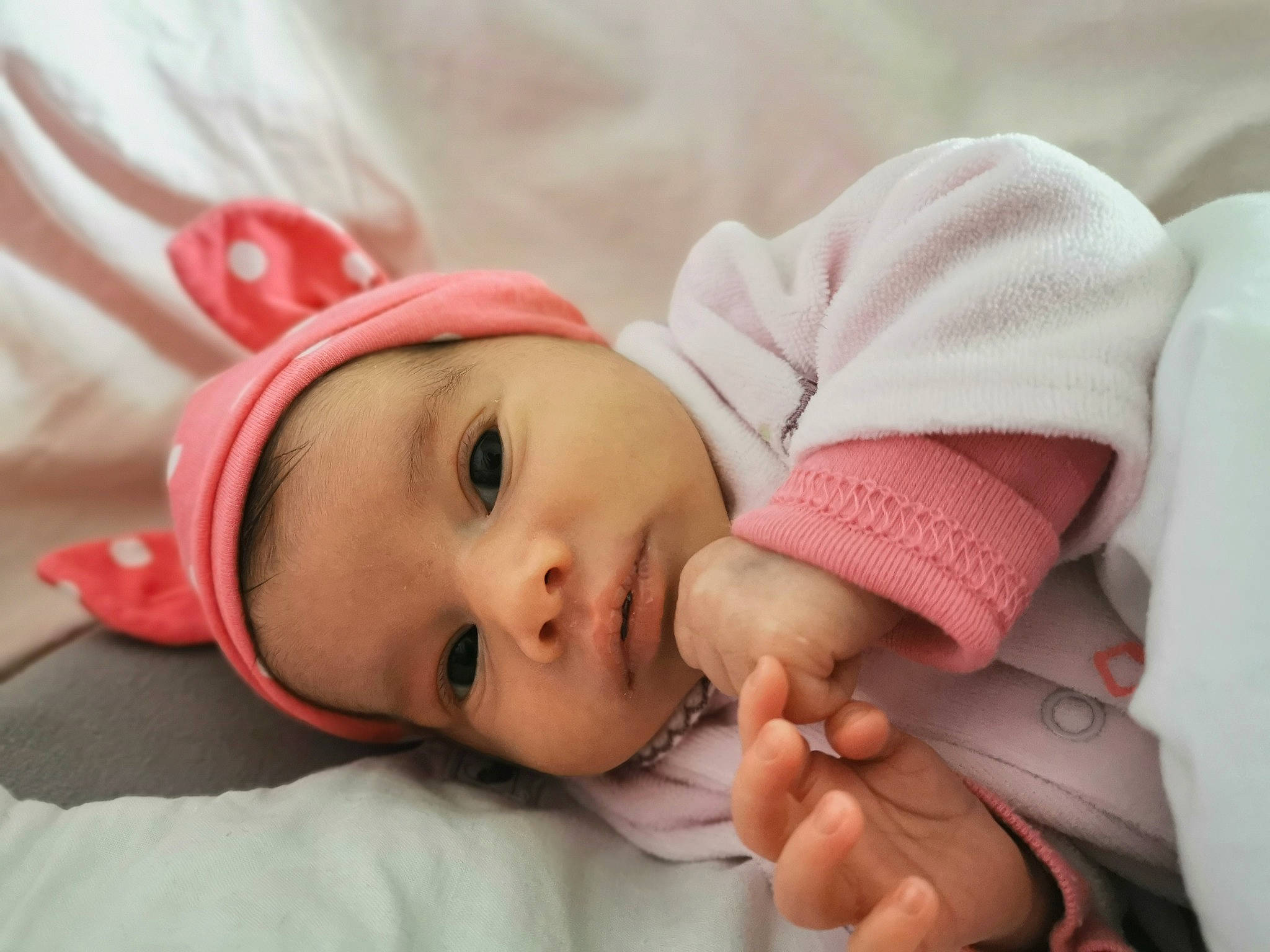 Enolha participe au concours pour gagner de l'argent avec cette photo : baby, baby_sleeping, bedtime, cheek, child, close_up, eye, finger, hair_accessory, hand, head, headgear, headwear, lip, mouth, nose, person, photography, pink, portrait_photography