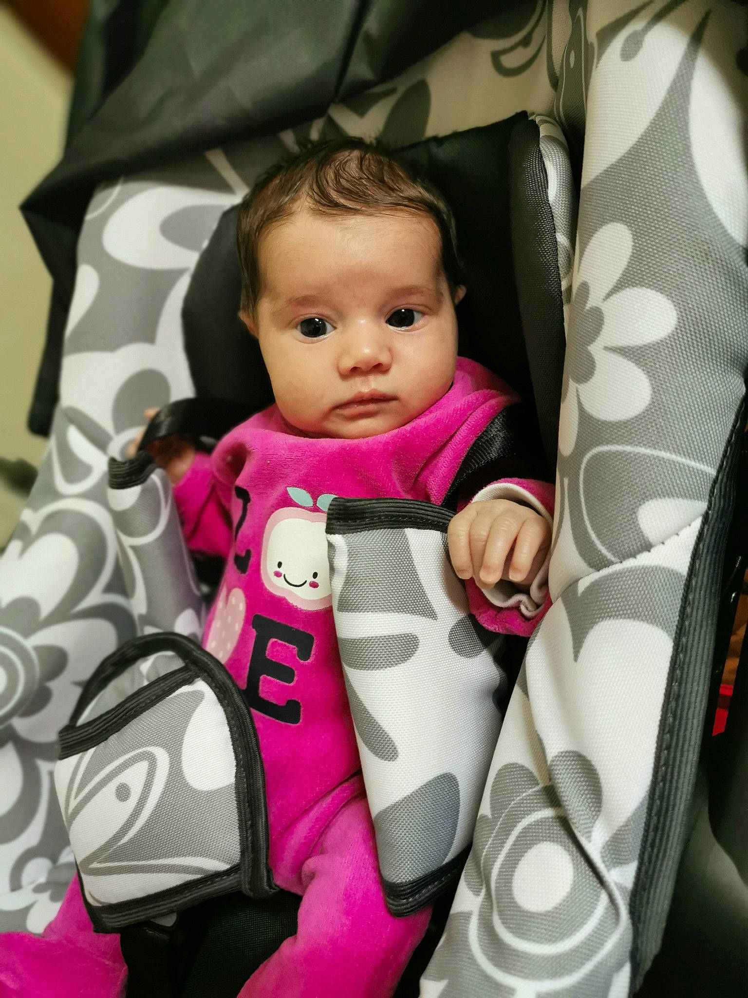 Enolha participe au concours pour gagner de l'argent avec cette photo : auto_part, baby, baby_carriage, baby_in_car_seat, baby_products, car_seat, cheek, child, face, head, person, pink, product, skin, toddler