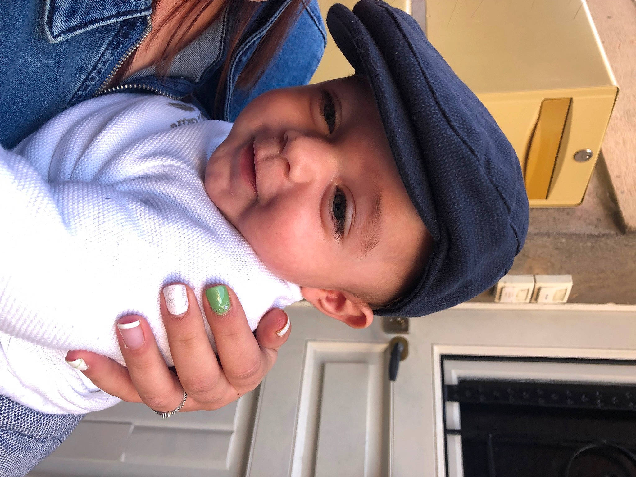 Lucas participe au concours pour gagner de l'argent avec cette photo : baby, baby_toddler_clothing, box, carton, child, comfort, facial_expression, finger, fun, gesture, happy, headwear, mouth, nail, nose, packaging_and_labeling, person, shipping_box, skin, smile