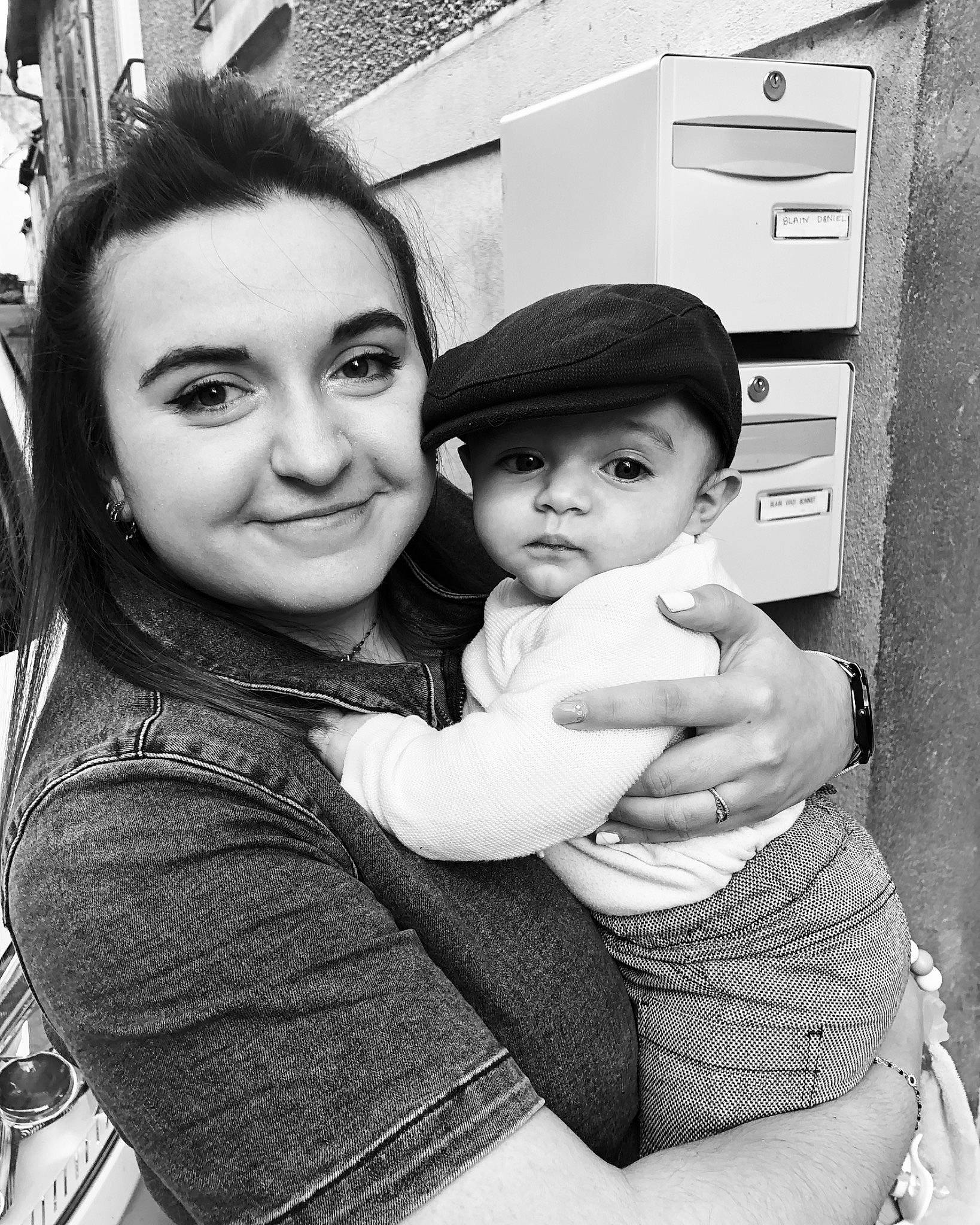 Lucas a rejoint le concours — aidez-le/la à gagner de superbes lots ! baby, black, black_and_white, eye, facial_expression, fun, gesture, hairstyle, happy, headwear, interaction, joy, monochrome_photography, people, person, photograph, product, skin, smile, snapshot