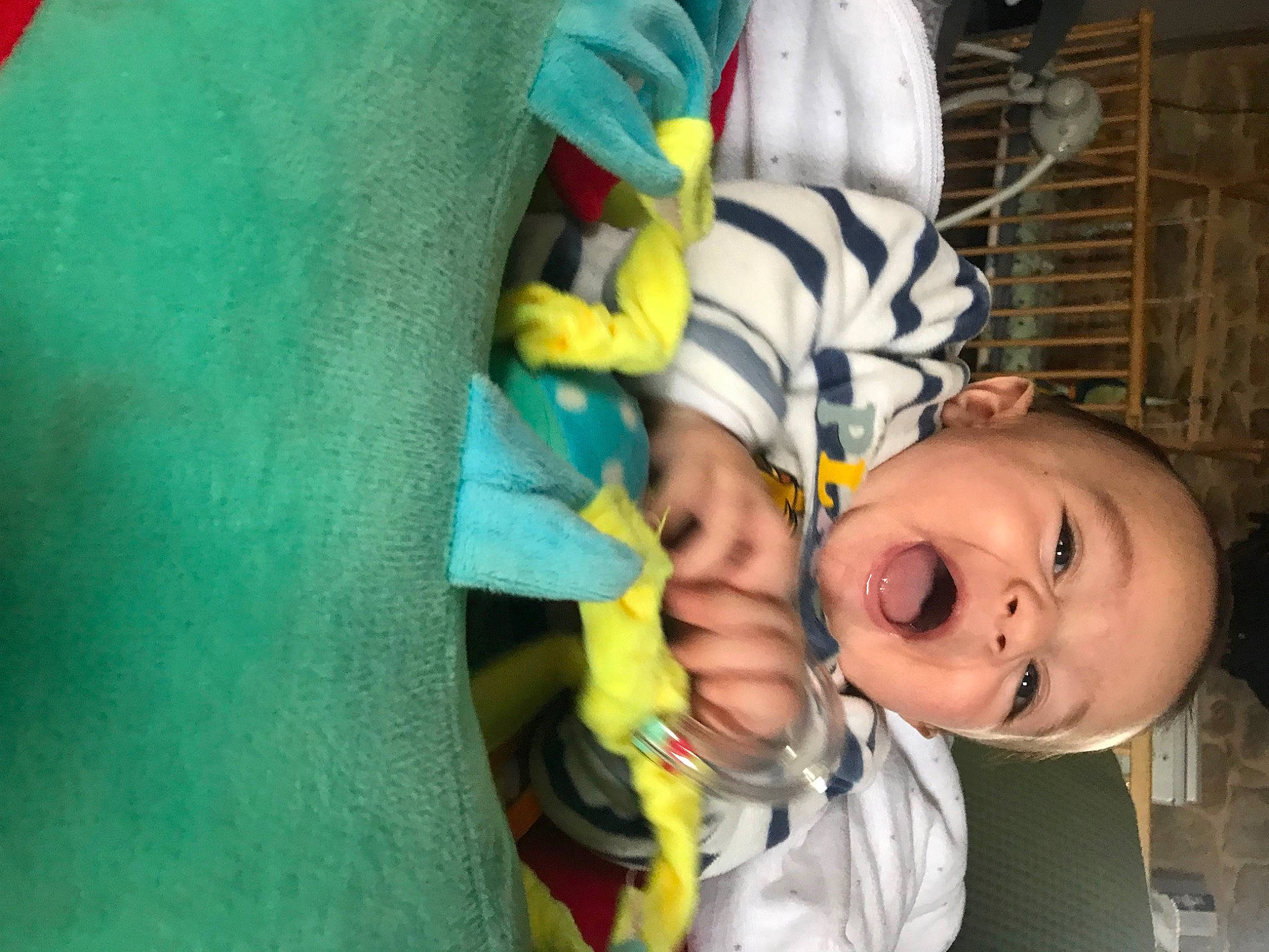 Lucas participe au concours pour gagner de l'argent avec cette photo : arm, baby, baby_products, baby_safety, baby_toddler_clothing, chair, child, comfort, fun, gesture, green, hand, happy, hat, infant_bed, mouth, nose, person, room, smile