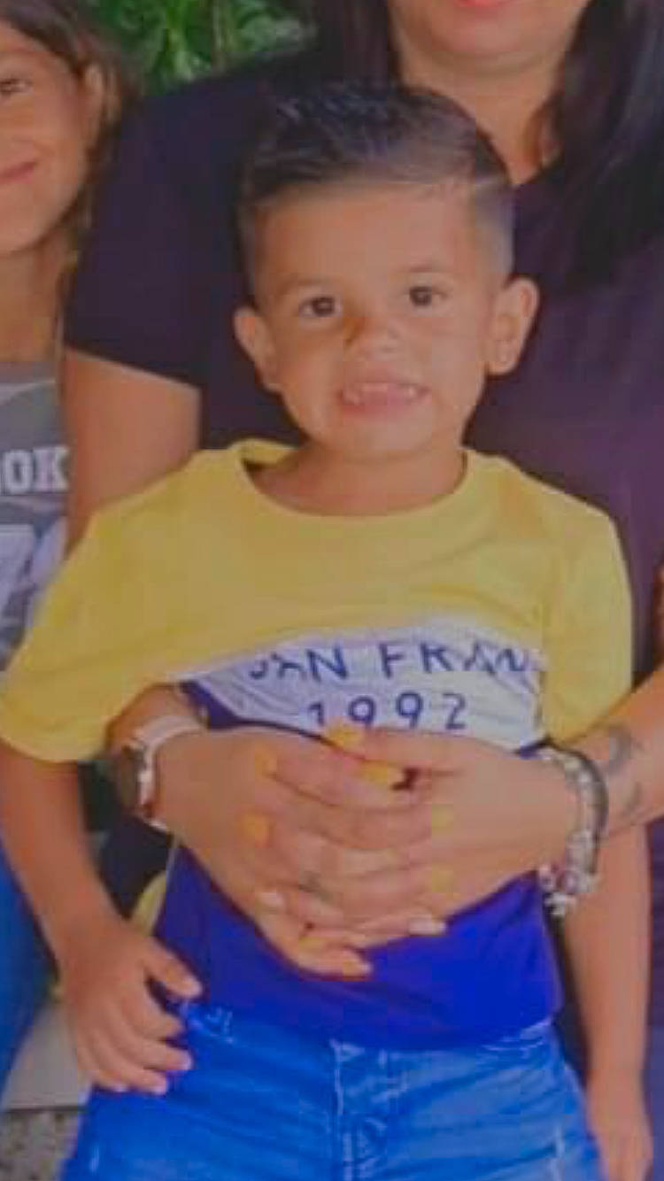 Liandro participe au concours pour gagner de l'argent avec cette photo : arm, blue, cheek, child, ear, electric_blue, finger, forehead, fun, hand, interaction, joint, nail, neck, organ, people, person, shoulder, skin, thumb