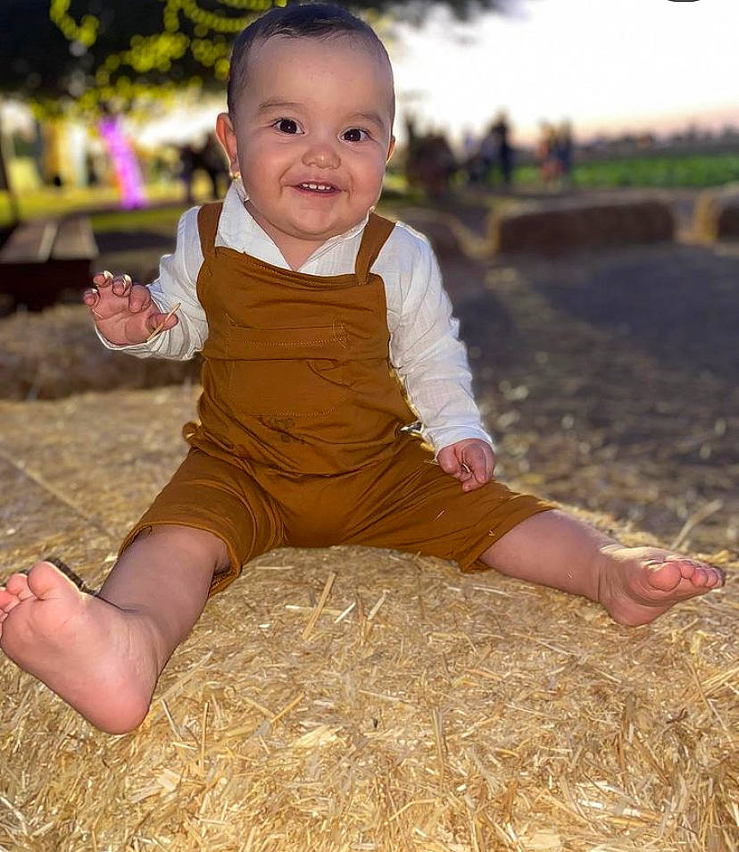 Armando is registered to the contest to win money with this photo: baby, baby_toddler_clothing, beauty, child, face, flash_photography, fun, grass, happy, head, human_leg, joy, people_in_nature, person, sitting, skin, sleeve, smile, soil, thigh