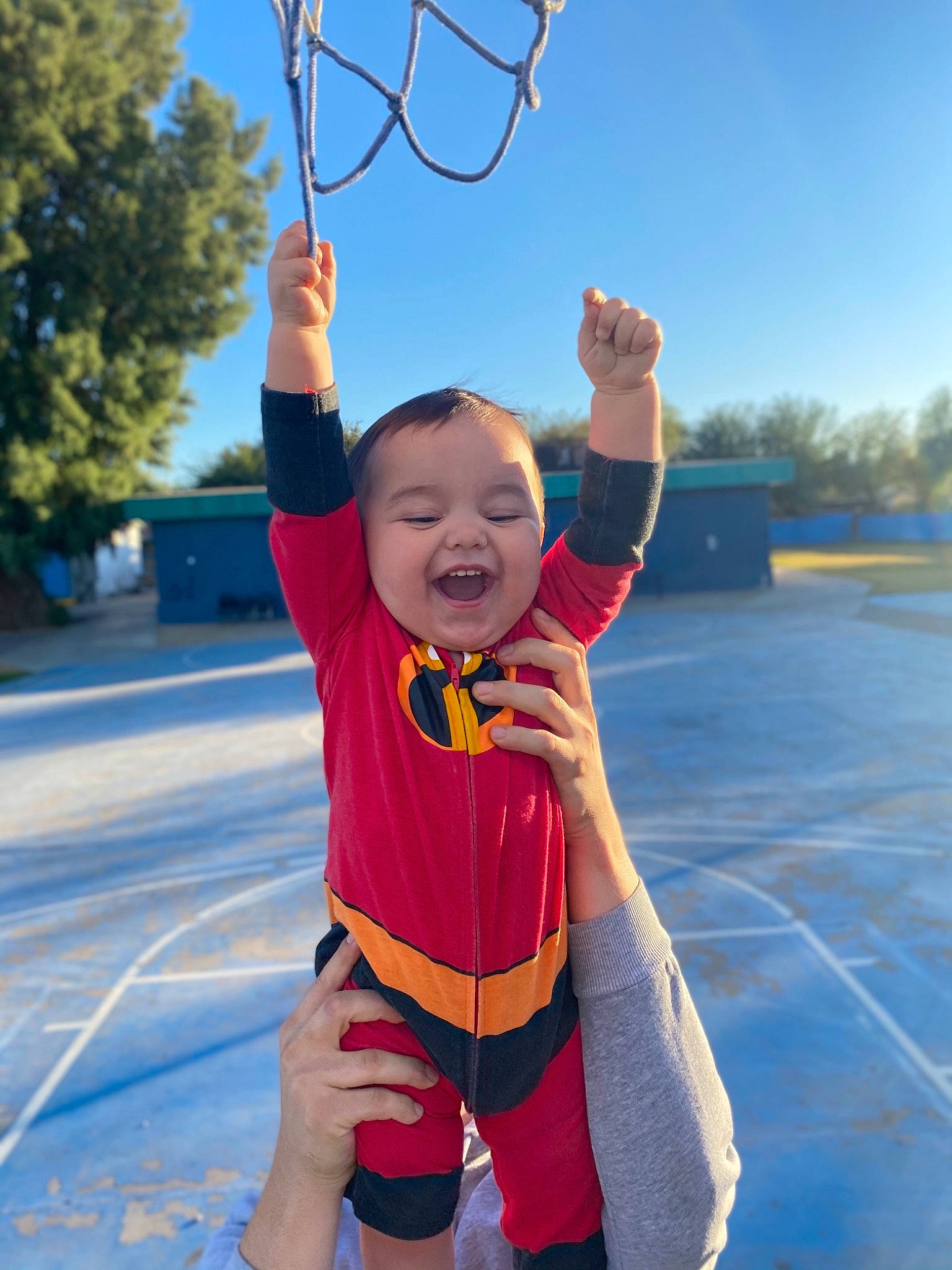 Armando is registered to the contest to win money with this photo: baby, baby_toddler_clothing, child, electric_blue, fun, gesture, happy, leisure, people_in_nature, person, personal_protective_equipment, recreation, sky, sleeve, smile, t_shirt, thumb, toddler, travel, tree