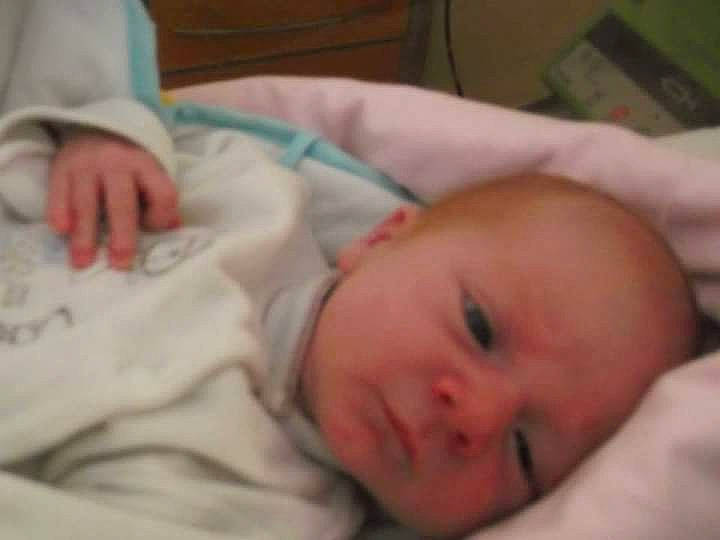 Mathéo participe au concours pour gagner de l'argent avec cette photo : baby, bedtime, cheek, child, childbirth, chin, ear, eye, eyebrow, face, facial_expression, finger, forehead, head, lip, mouth, nose, person, product, skin