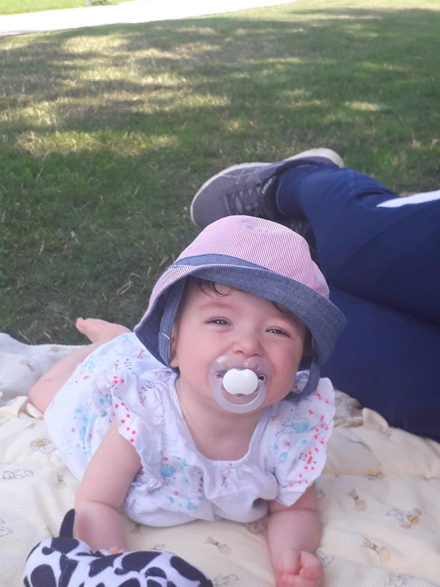 Kamilia participe au concours pour gagner de l'argent avec cette photo : baby, child, grass, headgear, headwear, joy, person, play, skin, smile, toddler