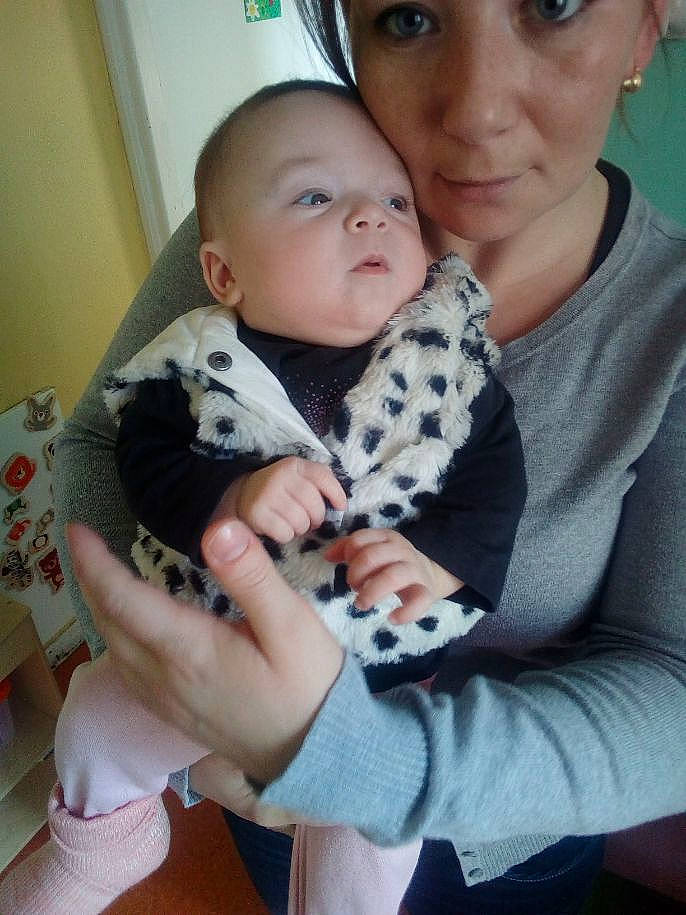 Kamilia participe au concours pour gagner de l'argent avec cette photo : baby, cheek, child, finger, nose, person, skin, smile, thumb, toddler