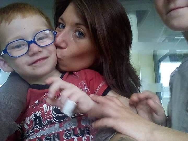 Mathéo participe au concours pour gagner de l'argent avec cette photo : black_hair, cheek, child, eyewear, finger, forehead, friendship, fun, gesture, glasses, hand, joy, lip, long_hair, love, nose, person, photography, selfie, smile