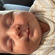 Mylan a rejoint le concours — aidez-le/la à gagner de superbes lots ! baby, sleeping, close_up, face, blanket, soft, cozy, newborn, peaceful, skin, portrait, child, infant, cute, resting, nap, indoors, comfort, young, wrapped