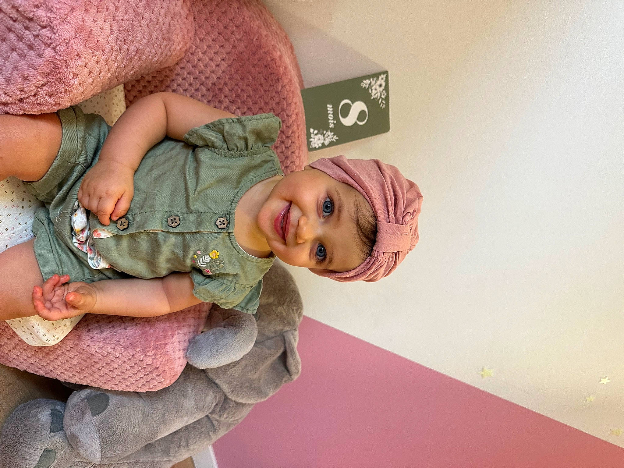 Camille a rejoint le concours — aidez-le/la à gagner de superbes lots ! arm, baby, baby_products, baby_toddler_clothing, cheek, child, comfort, fun, gesture, happy, hat, headwear, joy, mouth, pattern, person, pink, room, sitting, skin