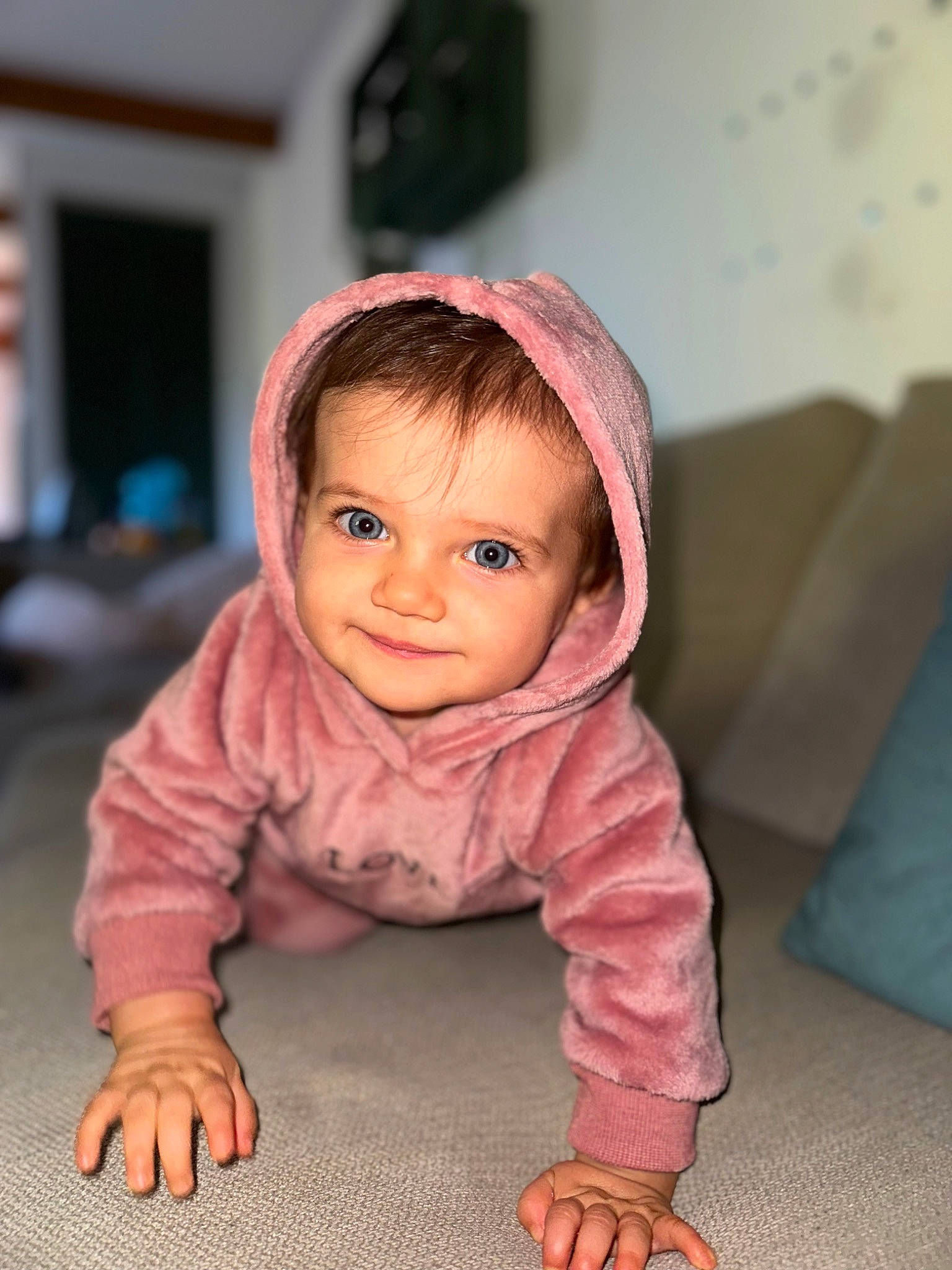 Camille a rejoint le concours — aidez-le/la à gagner de superbes lots ! baby, baby_crawling, baby_toddler_clothing, cheek, chin, comfort, crawling, eye, eyebrow, face, floor, flooring, iris, joy, nose, person, sitting, skin, sleeve, smile