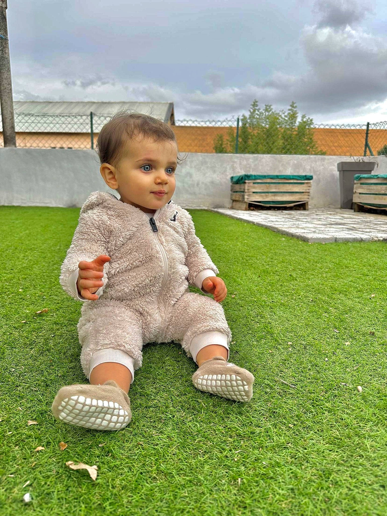 Camille participe au concours pour gagner de l'argent avec cette photo : baby, baby_toddler_clothing, cloud, flooring, fun, garden, grass, grassland, happy, knee, lawn, leg, leisure, meadow, people_in_nature, person, plant, recreation, sitting, sky