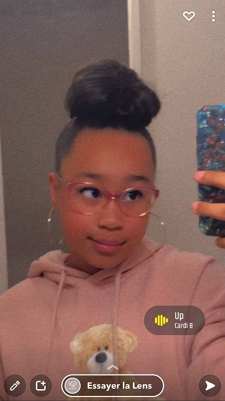 Anna a rejoint le concours — aidez-le/la à gagner de superbes lots ! buzz_cut, child, companion_dog, eyewear, fashion_design, forehead, fun, fur, gesture, glasses, military_person, neck, non_commissioned_officer, nose, person, room, selfie, t_shirt, teddy_bear, toy