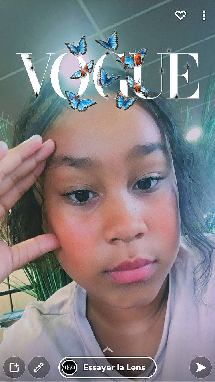 Anna participe au concours pour gagner de l'argent avec cette photo : beauty, cap, child, cool, electric_blue, eyebrow, eyelash, fashion_accessory, font, fun, hair_accessory, hair_coloring, happy, headpiece, lip, logo, mouth, person, photo_caption, skin