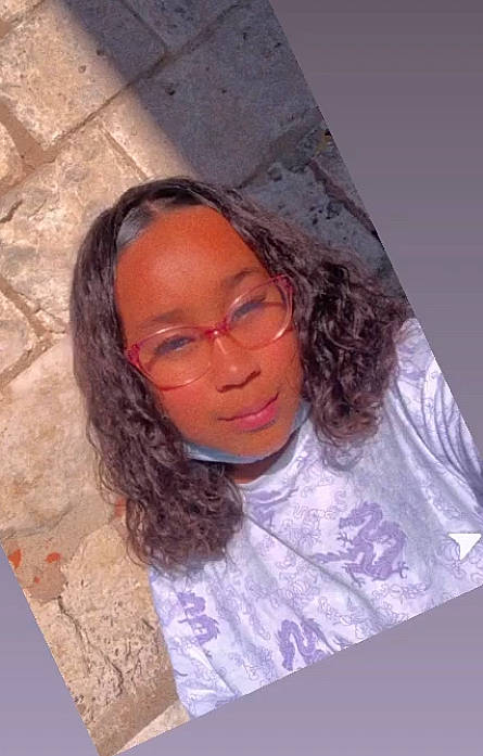 Anna a rejoint le concours — aidez-le/la à gagner de superbes lots ! black_hair, brown_hair, cheek, eyewear, forehead, fun, glasses, hair_coloring, hairstyle, jewellery, leisure, lip, long_hair, magenta, nose, person, portrait, purple, sitting, skin