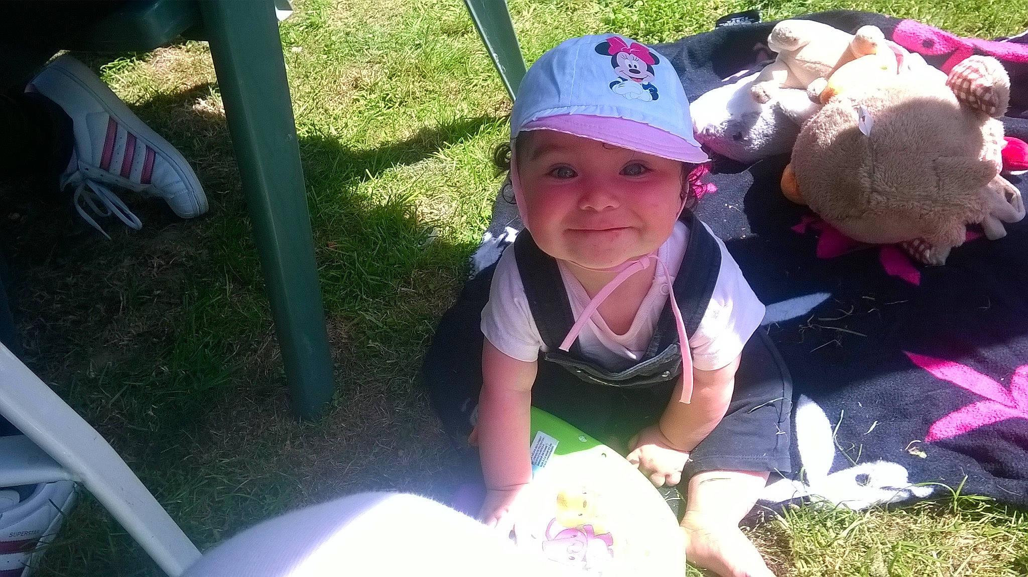 Inaya a rejoint le concours — aidez-le/la à gagner de superbes lots ! cap, child, fun, grass, headgear, headwear, joy, lap, leisure, person, play, smile, toddler