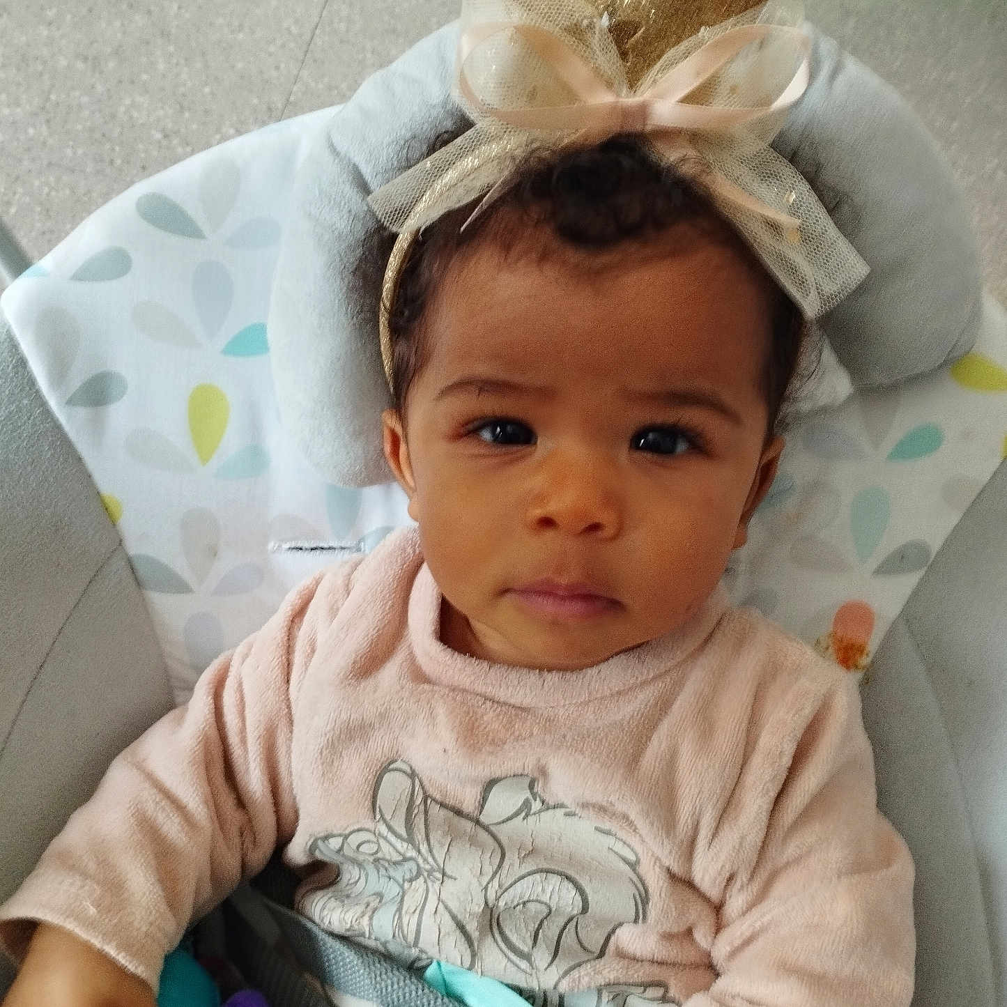 Safia a rejoint le concours — aidez-le/la à gagner de superbes lots ! accessories, baby, bonnet, clothing, couch, crib, cushion, face, frown, furniture, hat, head, homedecor, infantbed, jewelry, person, photography, portrait, sad, sitting