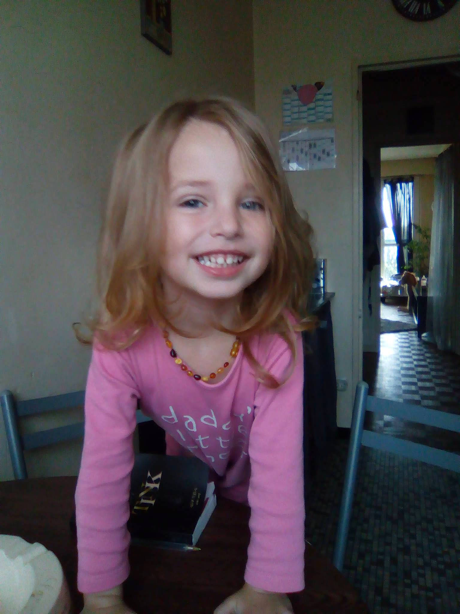 Charlie a rejoint le concours — aidez-le/la à gagner de superbes lots ! beauty, blond, cheek, child, chin, day, emotion, eye, face, facial_expression, girl, hair, hairstyle, head, human_hair_color, joy, person, pink, shoulder, skin