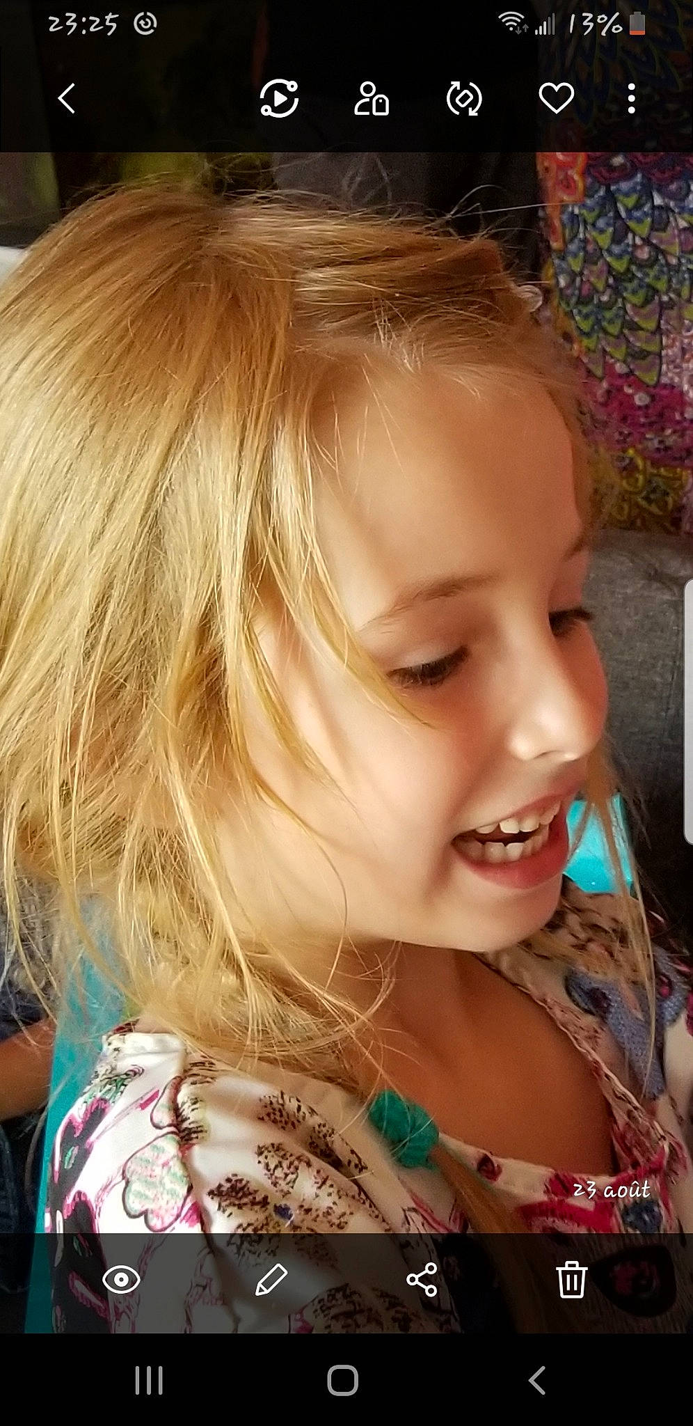 Charlie participe au concours pour gagner de l'argent avec cette photo : beauty, blond, brown_hair, cheek, chin, ear, eye, eyebrow, face, forehead, hair, hair_coloring, hairstyle, head, joy, layered_hair, lip, long_hair, mouth, nose