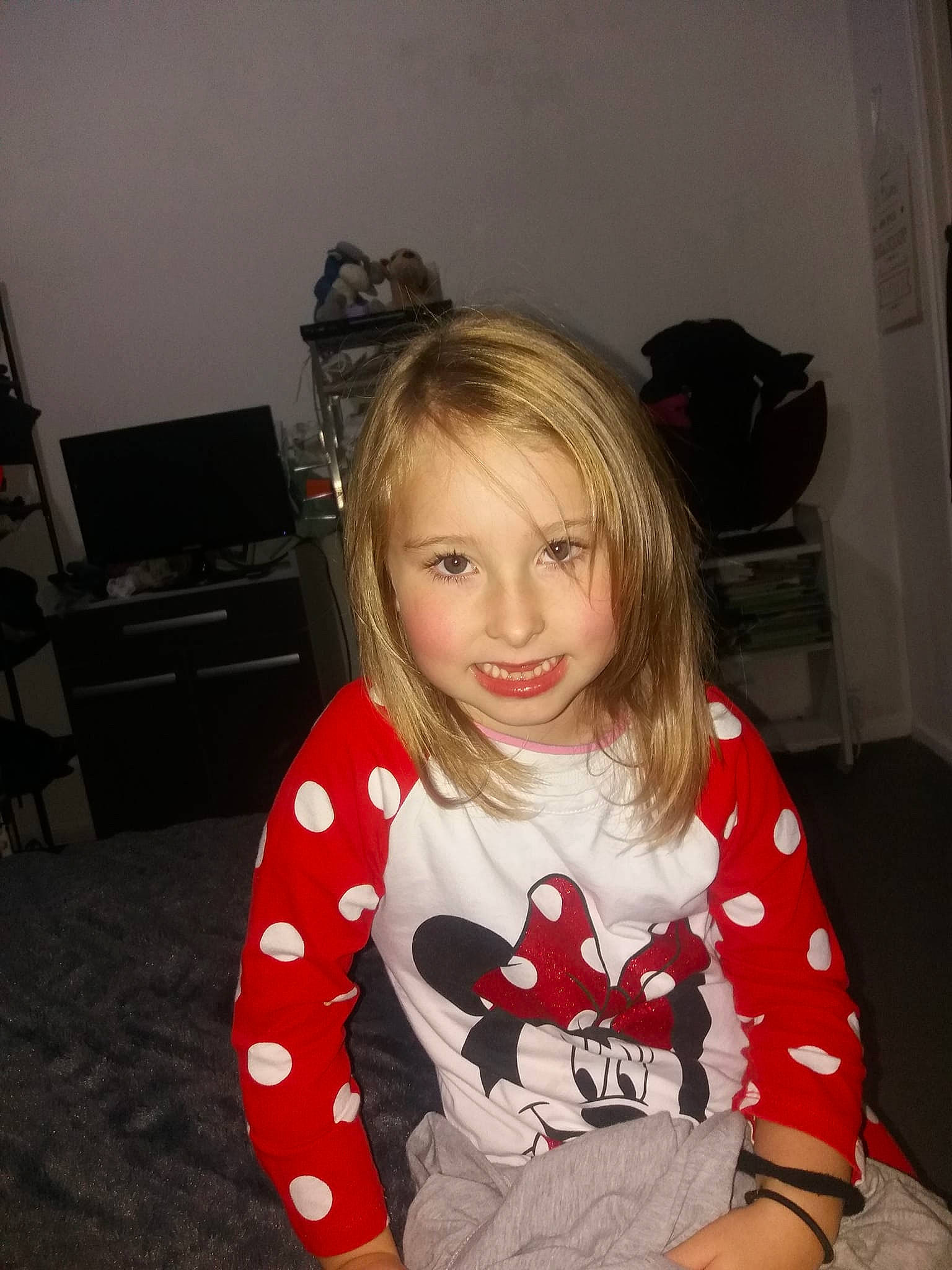 Lahna a rejoint le concours — aidez-le/la à gagner de superbes lots ! cheek, child, christmas, face, fun, hair, hairstyle, holiday, iris, long_hair, person, smile, toddler