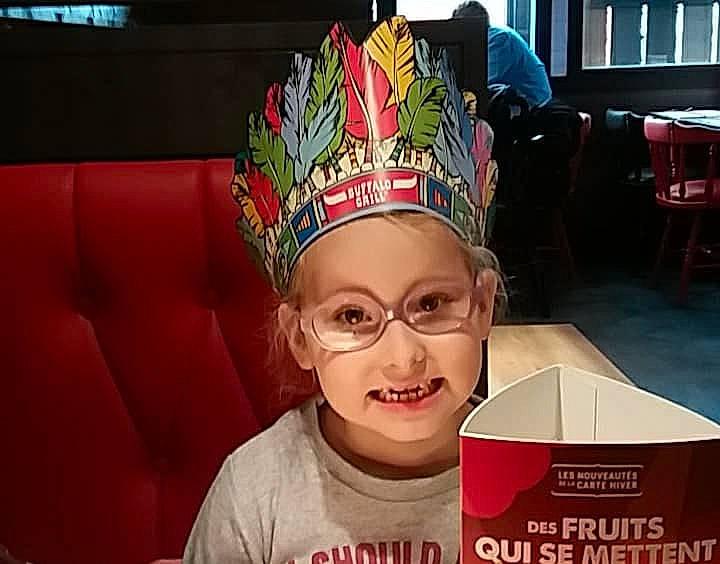 Lahna a rejoint le concours — aidez-le/la à gagner de superbes lots ! cap, cheek, cool, crown, face, fashion_accessory, forehead, fun, hair_accessory, hat, head, headgear, headpiece, headwear, joy, lip, party_hat, person, photo_caption, smile