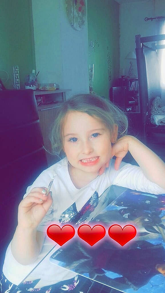 Lahna participe au concours pour gagner de l'argent avec cette photo : baby, child, electronic_device, finger, fun, games, joy, person, play, skin, smile, technology, toddler