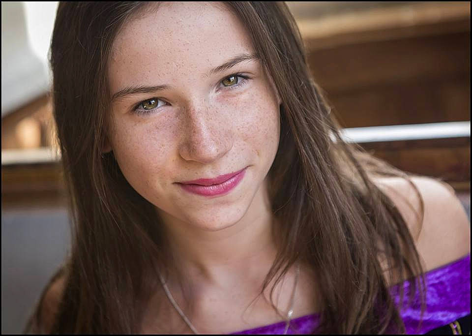 Lilas a rejoint le concours — aidez-le/la à gagner de superbes lots ! beauty, black_hair, brown_hair, cheek, chin, eyebrow, girl, hair_coloring, lip, long_hair, person, portrait_photography, smile