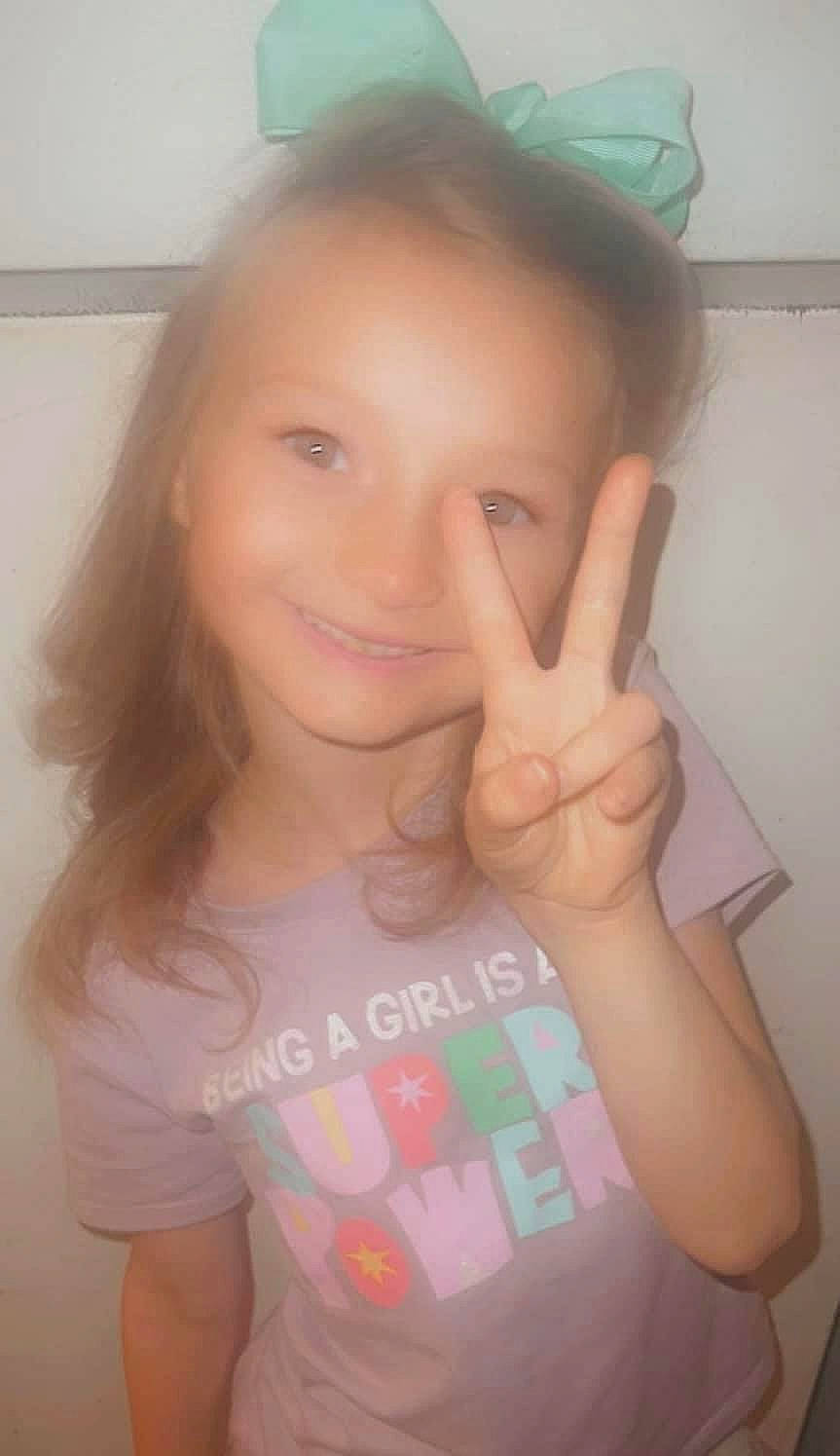 Carol-anna is registered to the contest to win money with this photo: cheek, ear, eyebrow, eyelash, finger, forehead, gesture, happy, iris, jaw, joy, lip, mouth, neck, nose, organ, person, pink, shoulder, skin