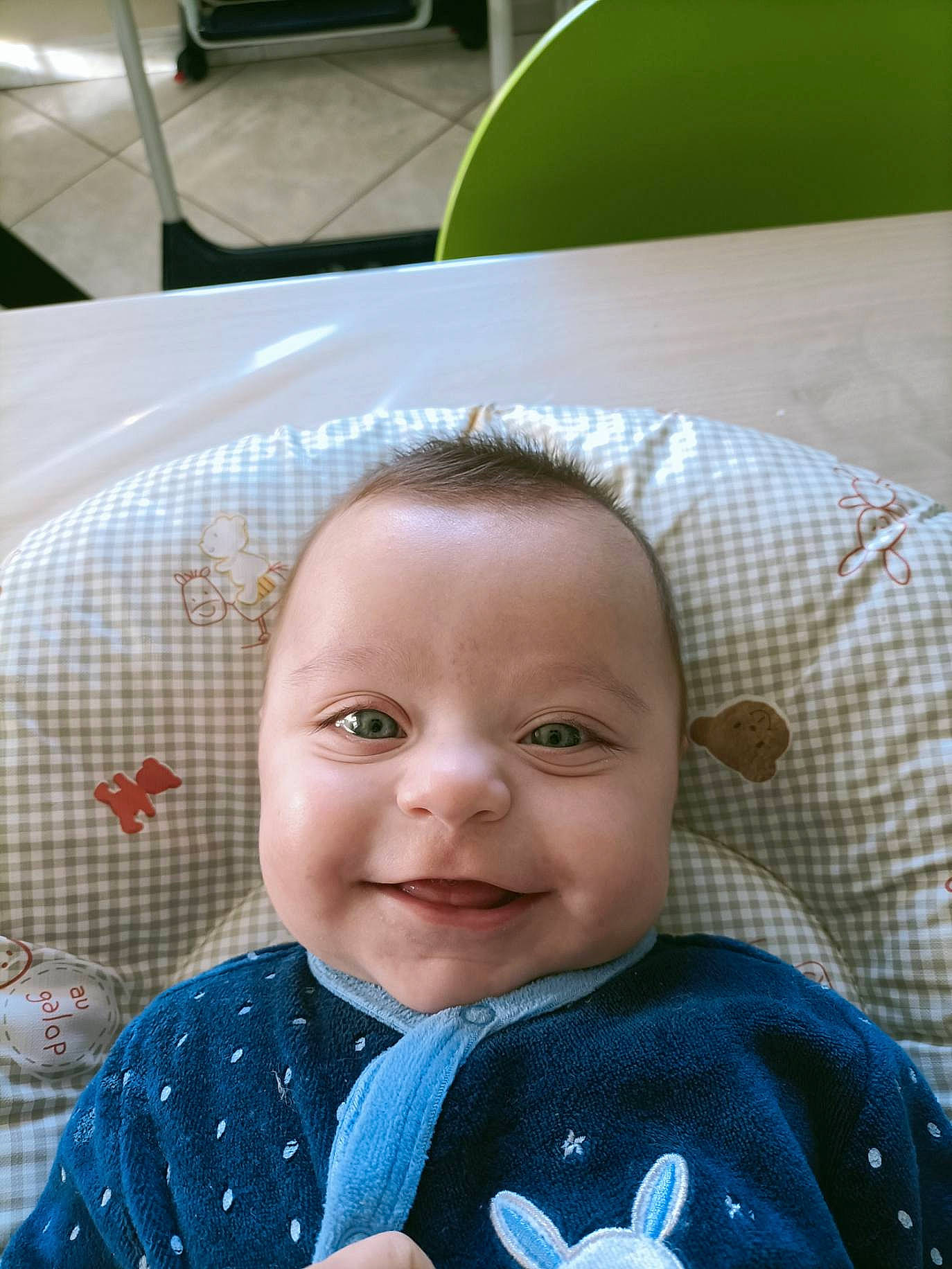 Ilhan a rejoint le concours — aidez-le/la à gagner de superbes lots ! baby, baby_laughing, baby_products, baby_safety, baby_toddler_clothing, cheek, child, comfort, eyebrow, face, fun, green, happy, iris, joy, mouth, nose, person, skin, smile
