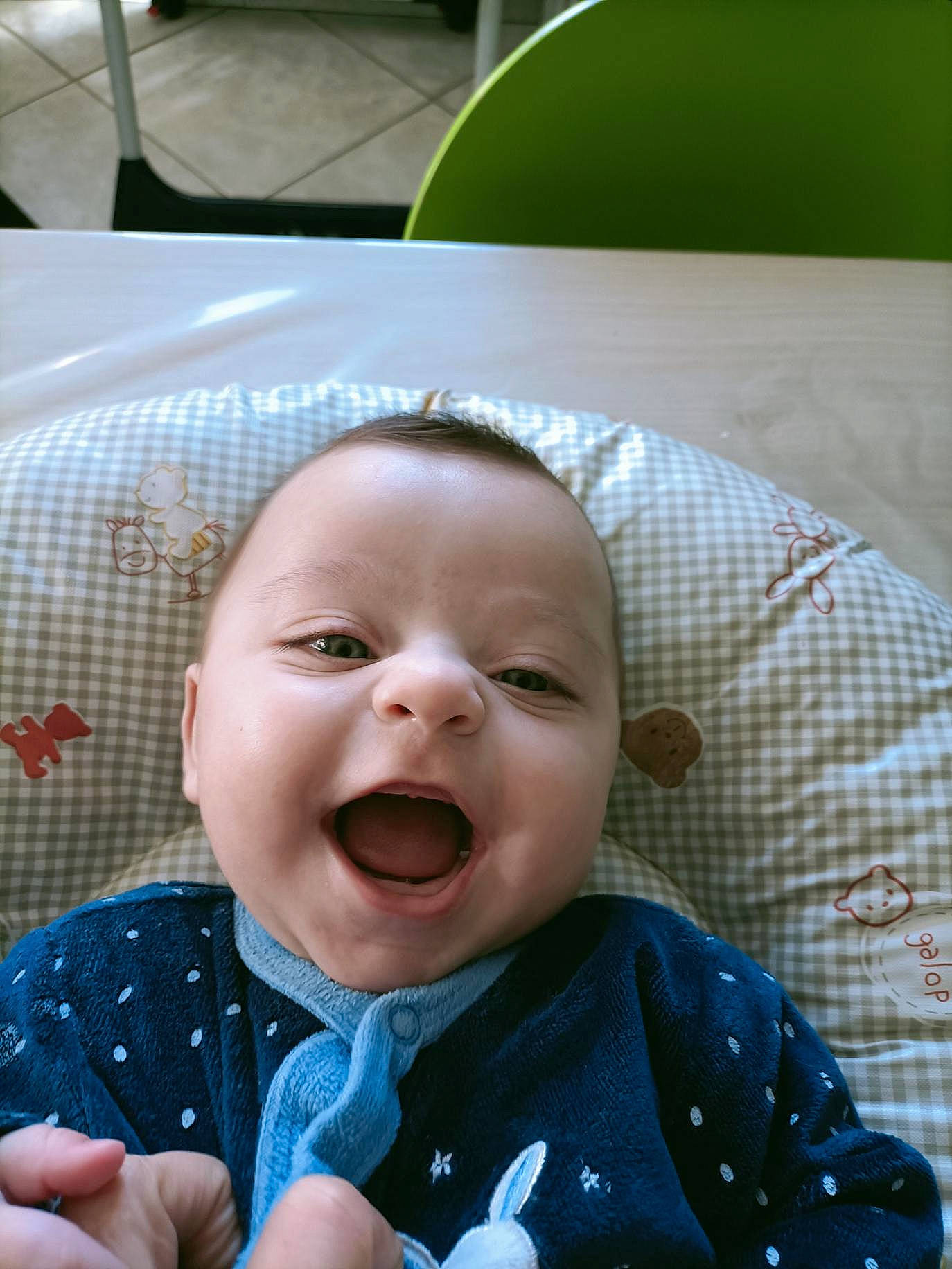 Ilhan participe au concours pour gagner de l'argent avec cette photo : baby, baby_laughing, baby_toddler_clothing, cheek, chin, comfort, eye, face, fun, gesture, happy, head, iris, linens, mouth, nose, person, skin, sleeve, smile