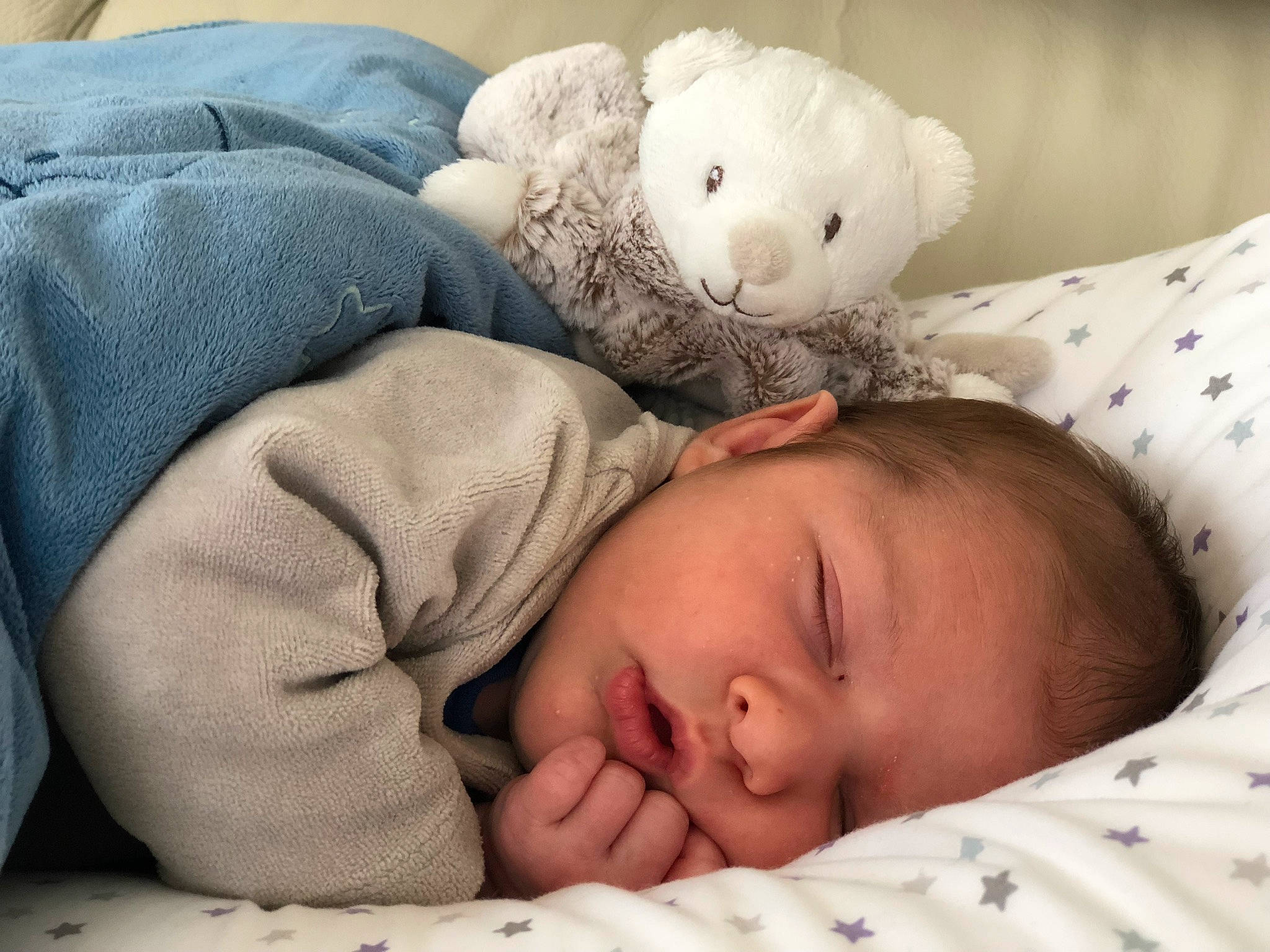 Louis participe au concours pour gagner de l'argent avec cette photo : baby, baby_sleeping, baby_toddler_clothing, bed, bedding, bedtime, cheek, child, comfort, eye, head, headgear, linens, person, room, skin, stuffed_toy, textile, toddler, toy