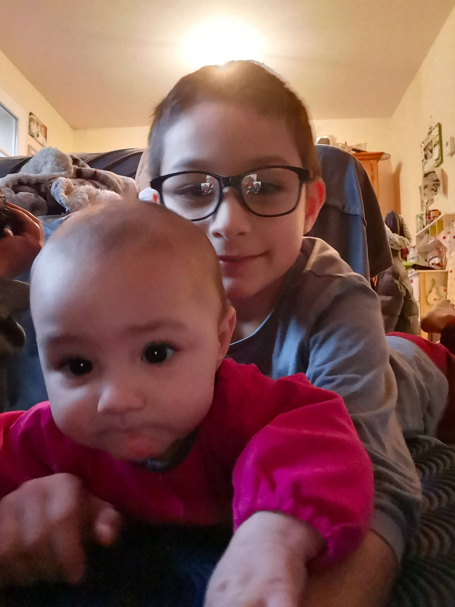 Esteban a rejoint le concours — aidez-le/la à gagner de superbes lots ! baby, baby_toddler_clothing, cheek, child, comfort, ear, eating, eyewear, finger, glasses, hand, iris, lip, living_room, nail, person, thumb, toddler, vision_care