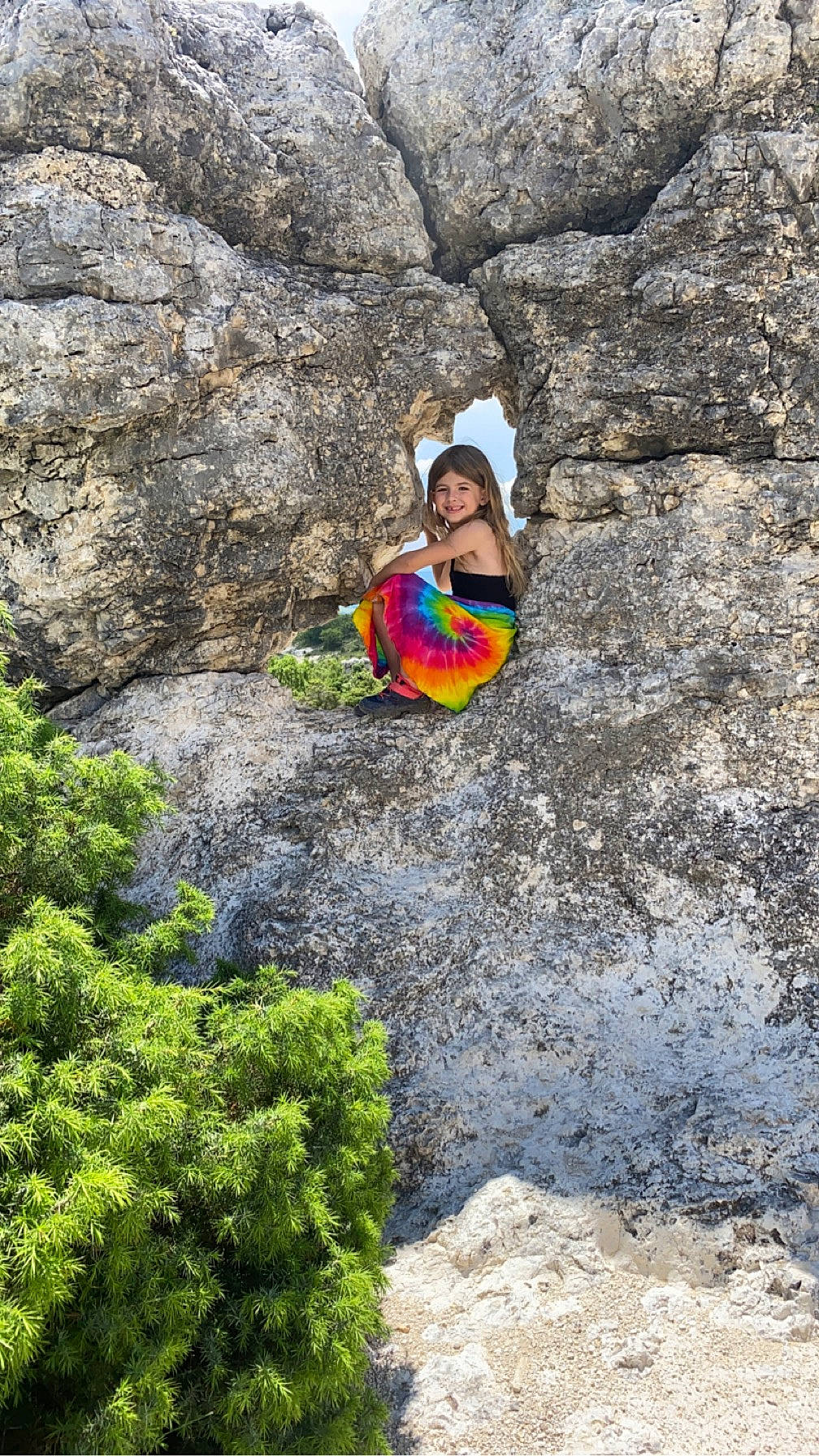 Chloë a rejoint le concours — aidez-le/la à gagner de superbes lots ! bedrock, climbing, extreme_sport, fault, formation, geological_phenomenon, grass, joy, klippe, landscape, leisure, mountain, outcrop, people_in_nature, person, recreation, rock, rock_climbing, rock_climbing_equipment, sport_climbing