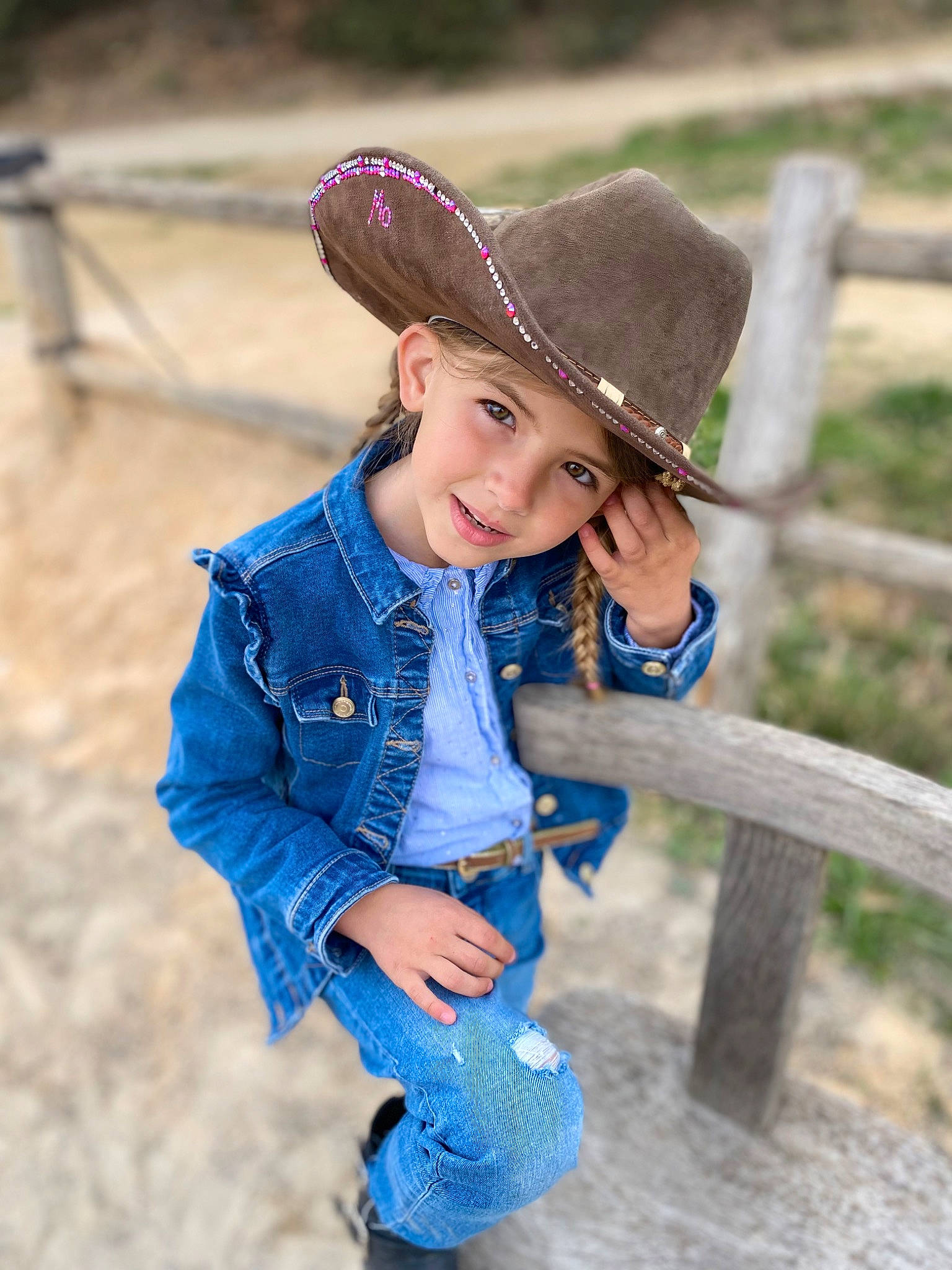 Chloë a rejoint le concours — aidez-le/la à gagner de superbes lots ! blue, child, denim, electric_blue, eye, fun, grass, happy, hat, headgear, headwear, human_body, landscape, leisure, people_in_nature, person, recreation, skin, sleeve, smile