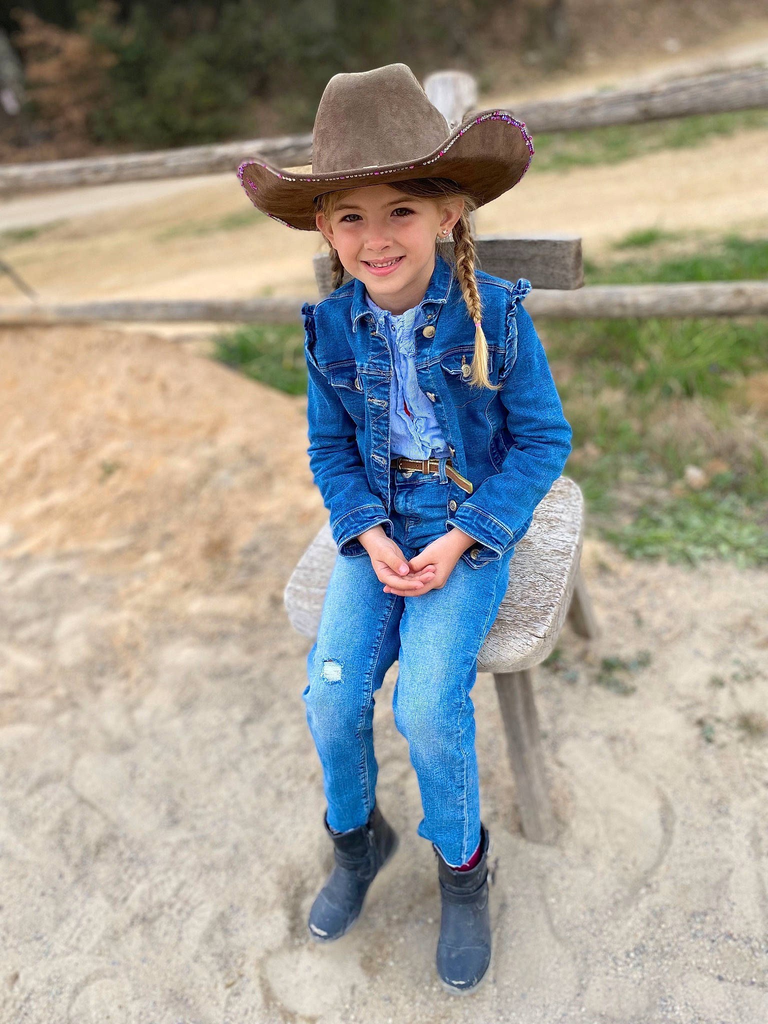 Chloë a rejoint le concours — aidez-le/la à gagner de superbes lots ! cowboy_hat, denim, electric_blue, eye, face, fashion_accessory, fun, grass, happy, hat, head, headgear, headwear, jeans, joy, landscape, leisure, people_in_nature, person, sleeve