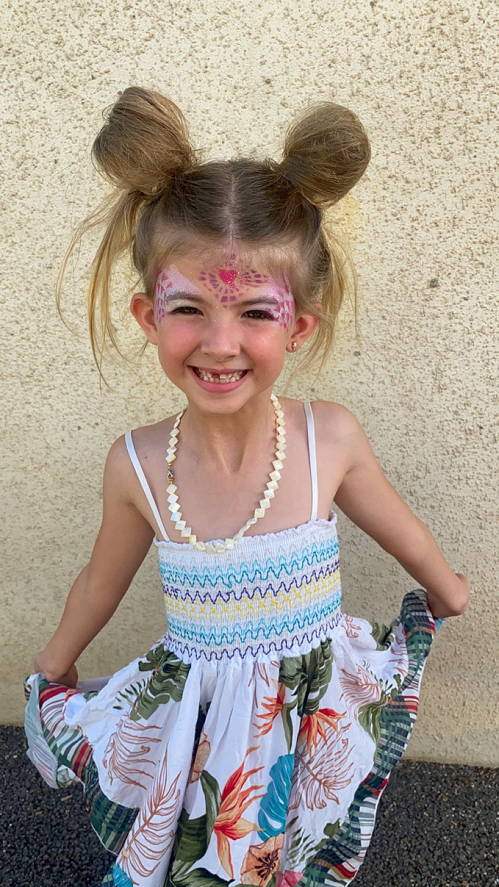 Chloë a rejoint le concours — aidez-le/la à gagner de superbes lots ! baby_toddler_clothing, blond, child, clothing, day_dress, dress, eye, fashion_design, fun, happy, headgear, headpiece, human_body, iris, jewellery, joy, person, pink, skin, smile