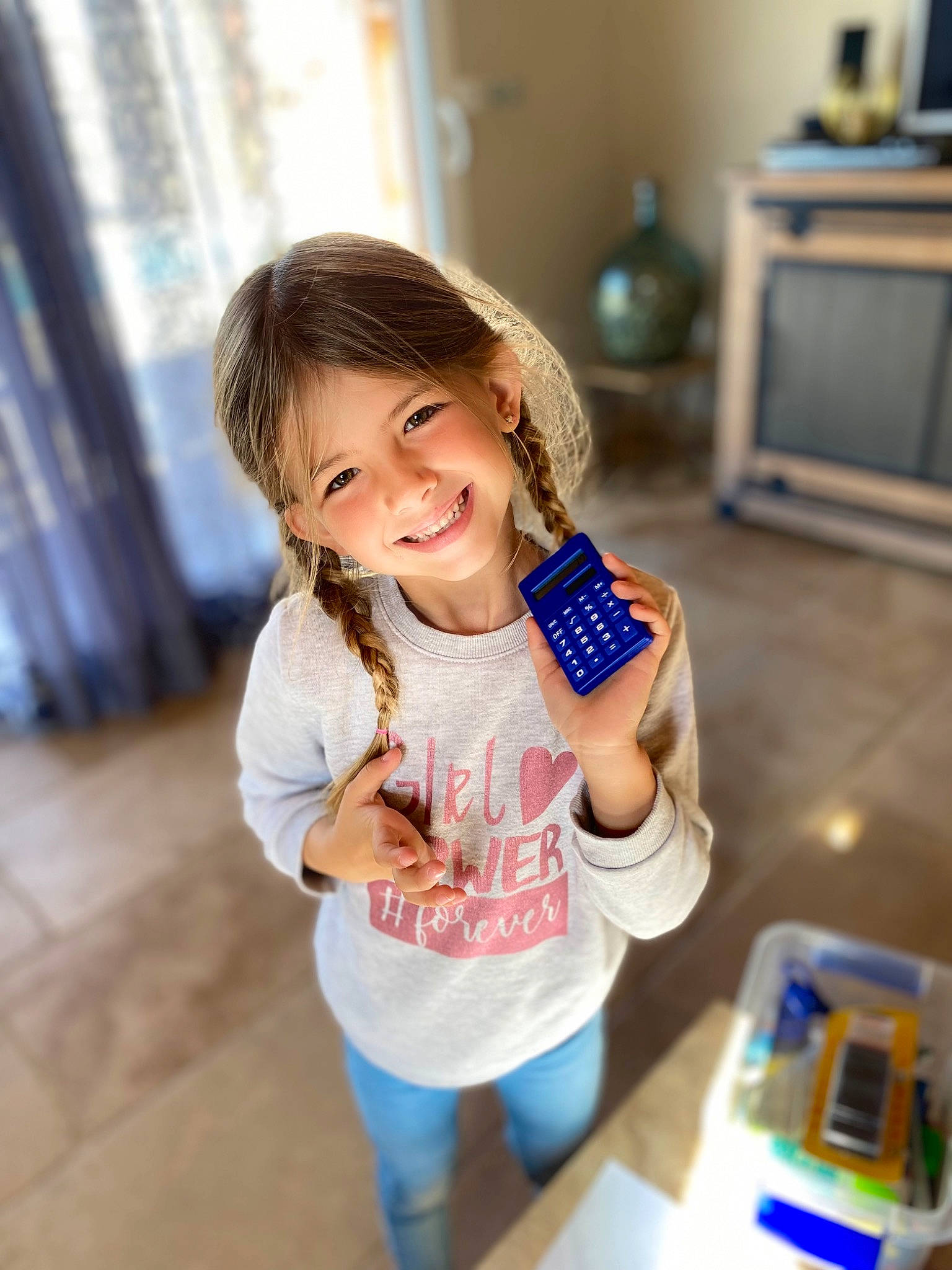 Chloë participe au concours pour gagner de l'argent avec cette photo : blond, child, curtain, electric_blue, floor, flooring, fun, happy, home_appliance, human_leg, joy, kitchen_appliance, leisure, microwave_oven, person, room, shorts, sitting, smile, t_shirt