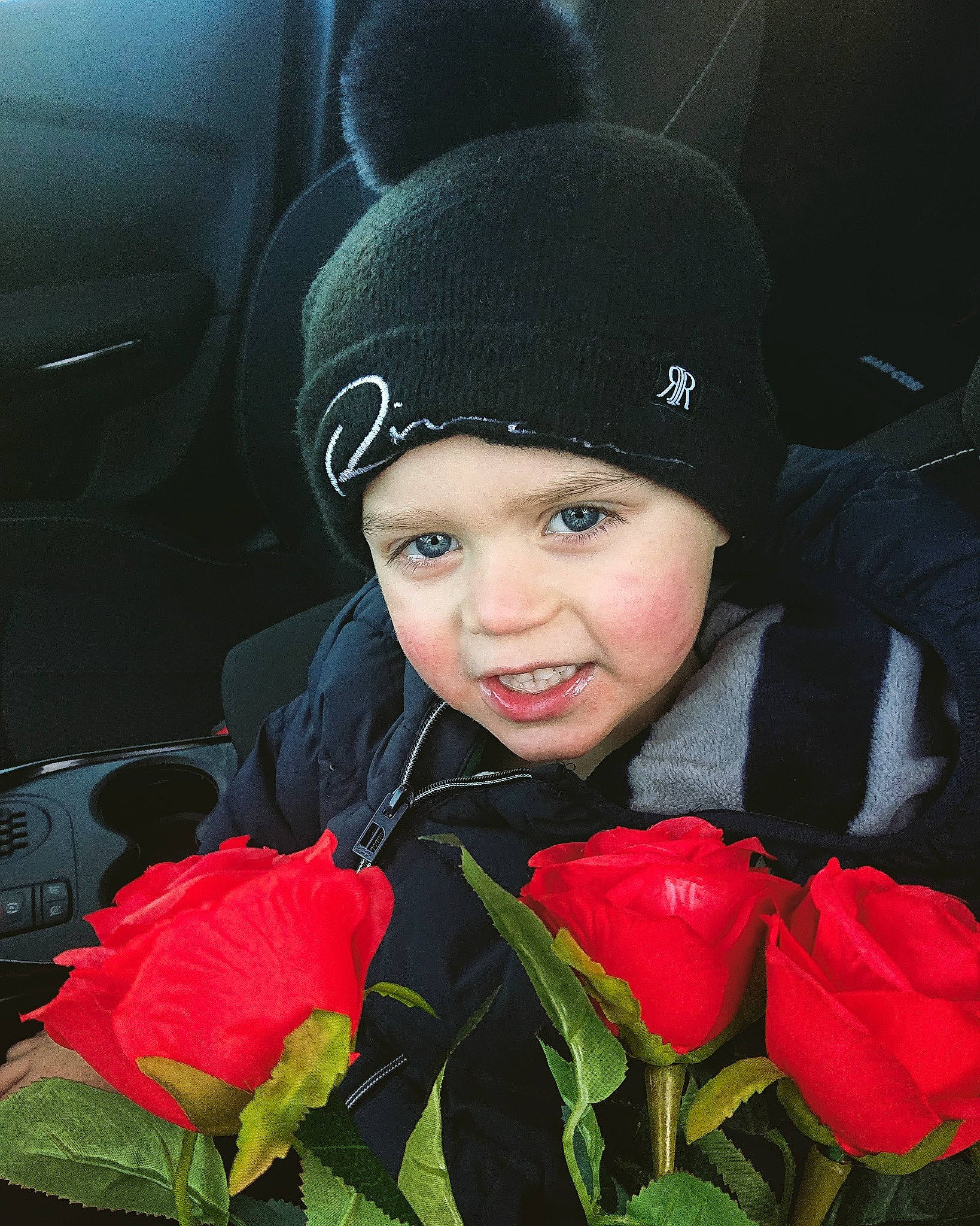 Nico is registered to the contest to win money with this photo: beauty, cap, eye, flash_photography, flower, flower_arranging, flowering_plant, hand, happy, head, headwear, hybrid_tea_rose, lip, organ, person, petal, pink, plant, rose, rose_family