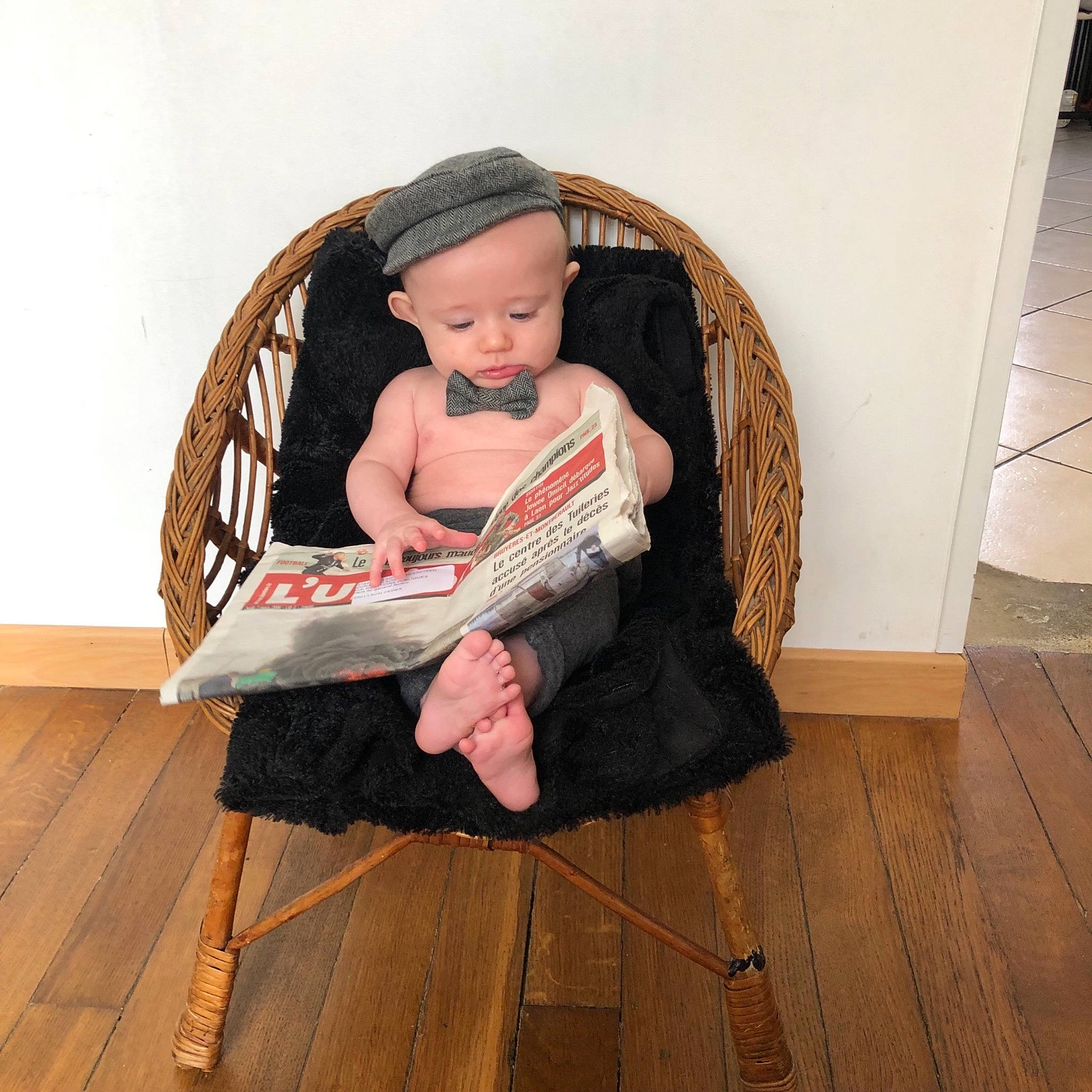 Liam participe au concours pour gagner de l'argent avec cette photo : chair, child, floor, furniture, person, sitting, toddler