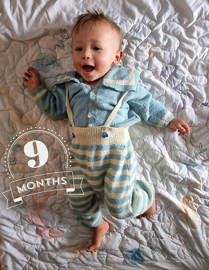 Orlan participe au concours pour gagner de l'argent avec cette photo : baby, baby_toddler_clothing, bedding, child, comfort, design, eye, face, grey, happy, linens, pattern, person, plaid, sitting, sleeve, smile, t_shirt, textile, toddler